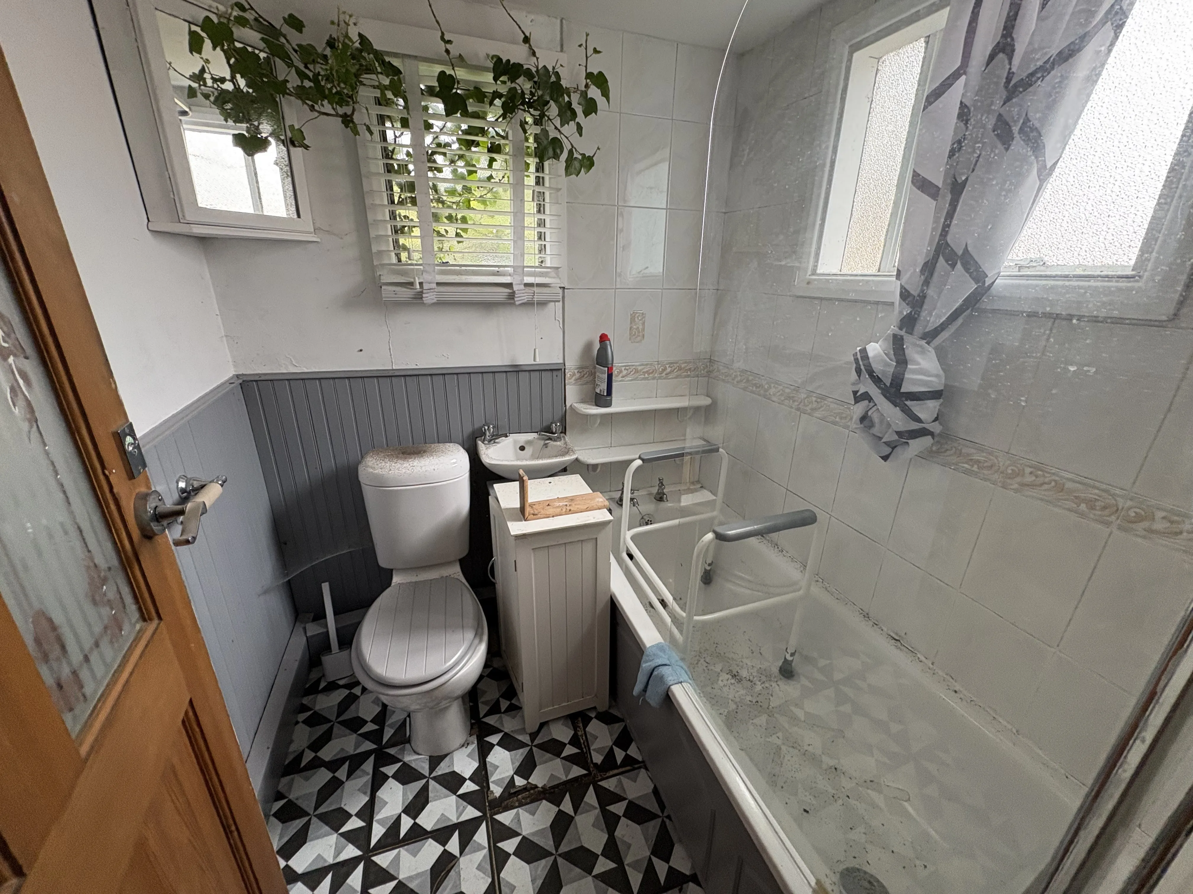 VACANT - Freehold Mid Terrace House