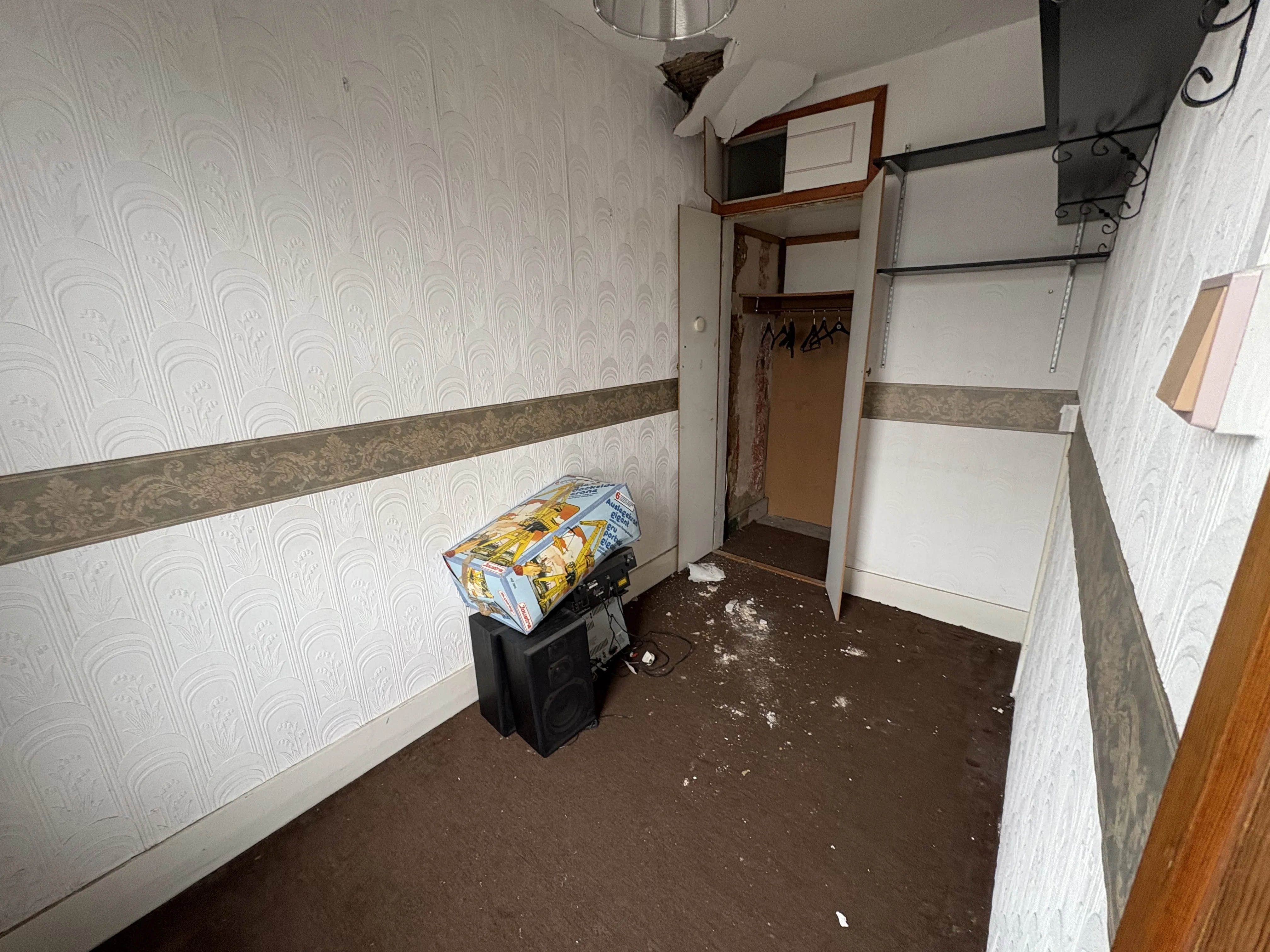 VACANT - Freehold Mid Terrace House