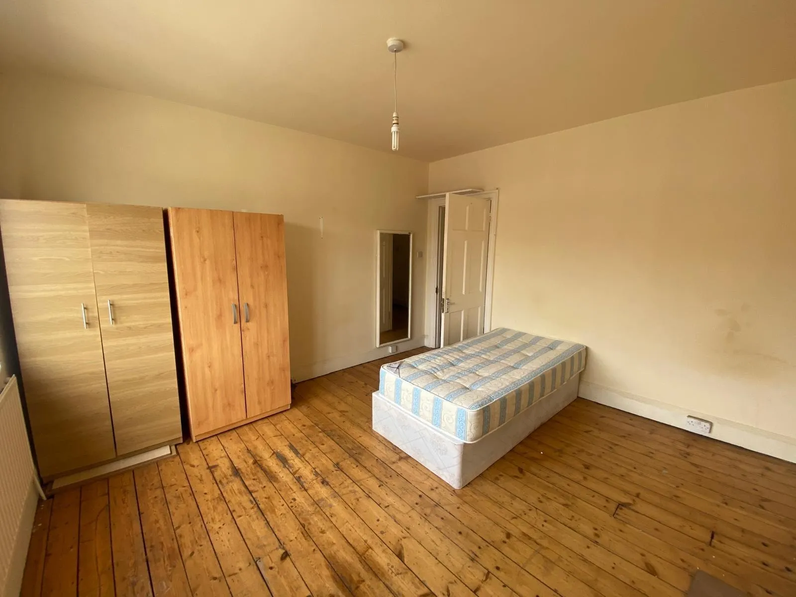 VACANT - Long Leasehold Self Contained Third Floor Flat