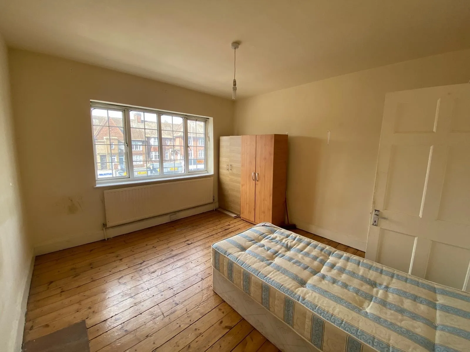 VACANT - Long Leasehold Self Contained Third Floor Flat