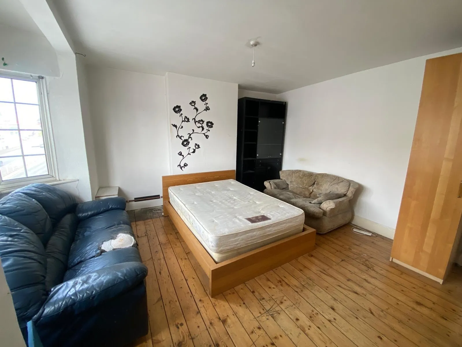 VACANT - Long Leasehold Self Contained Third Floor Flat