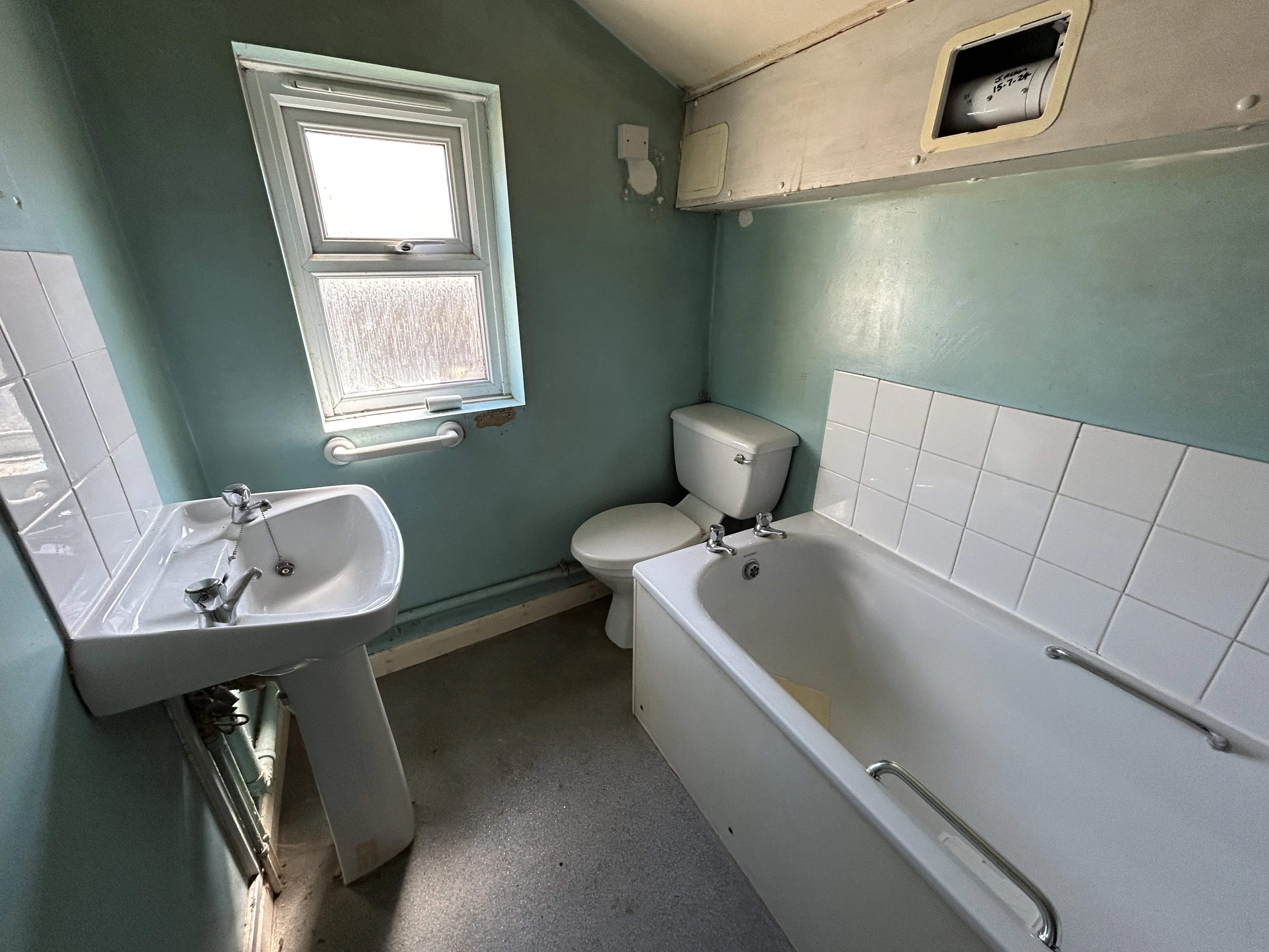 VACANT - Freehold Mid Terrace House