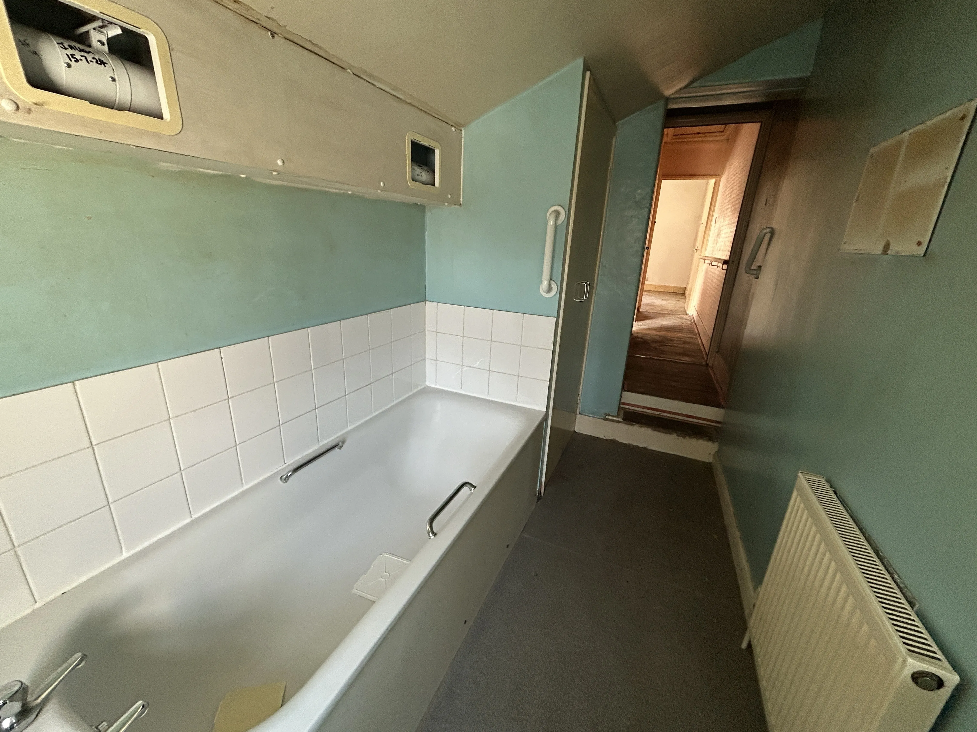 VACANT - Freehold Mid Terrace House