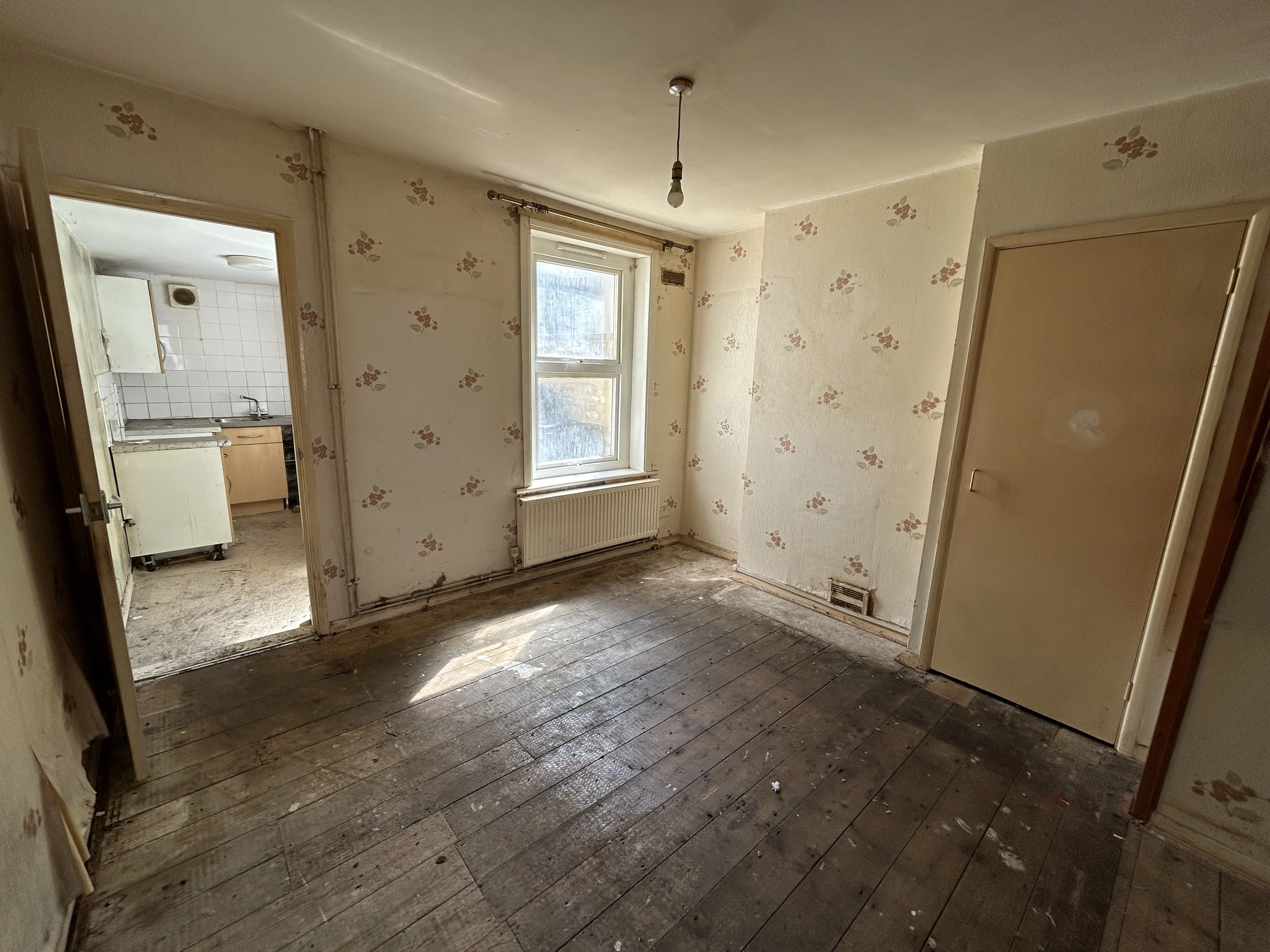 VACANT - Freehold Mid Terrace House