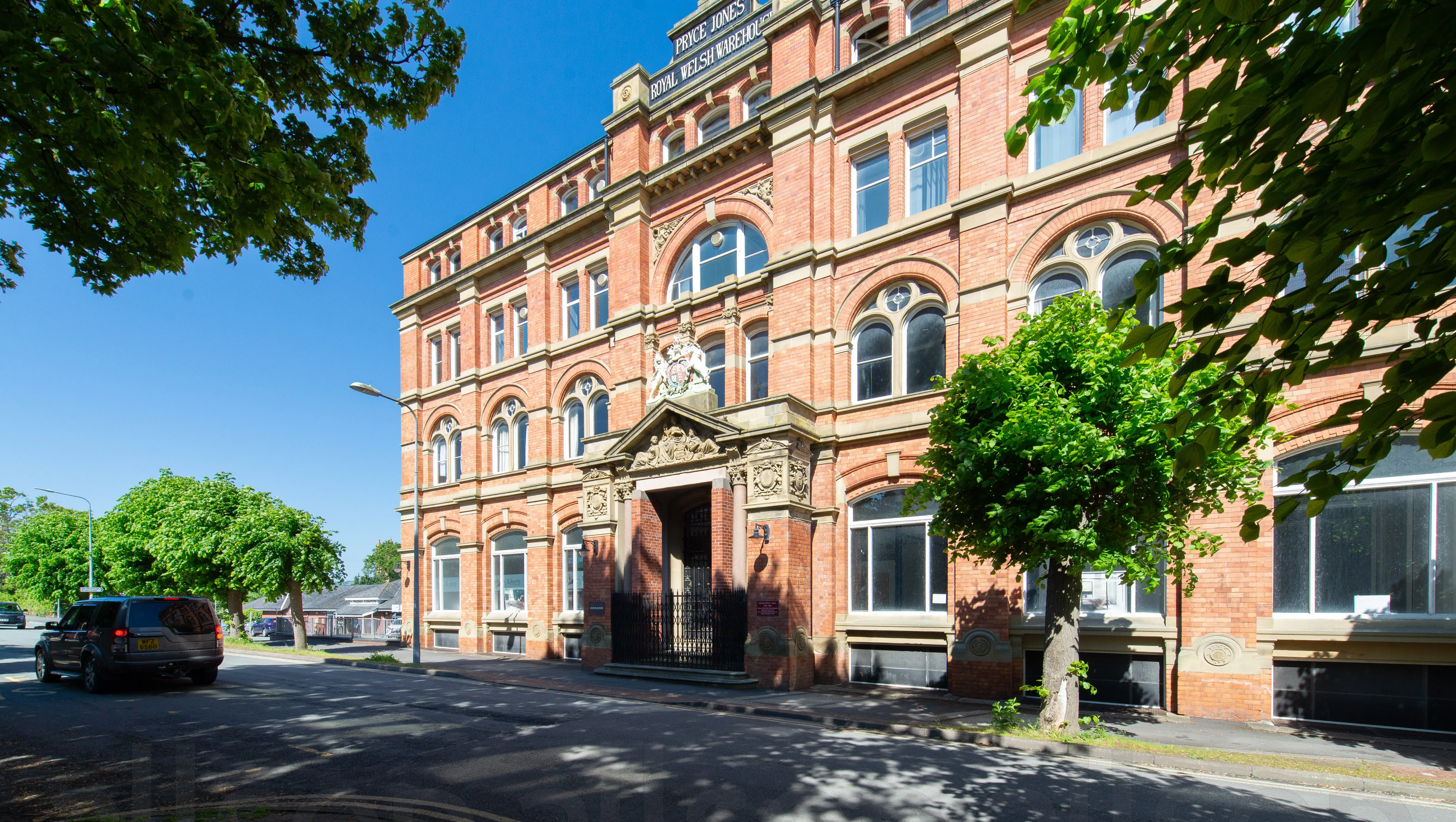 Attractive Grade II Listed Freehold Retail and Office Investment