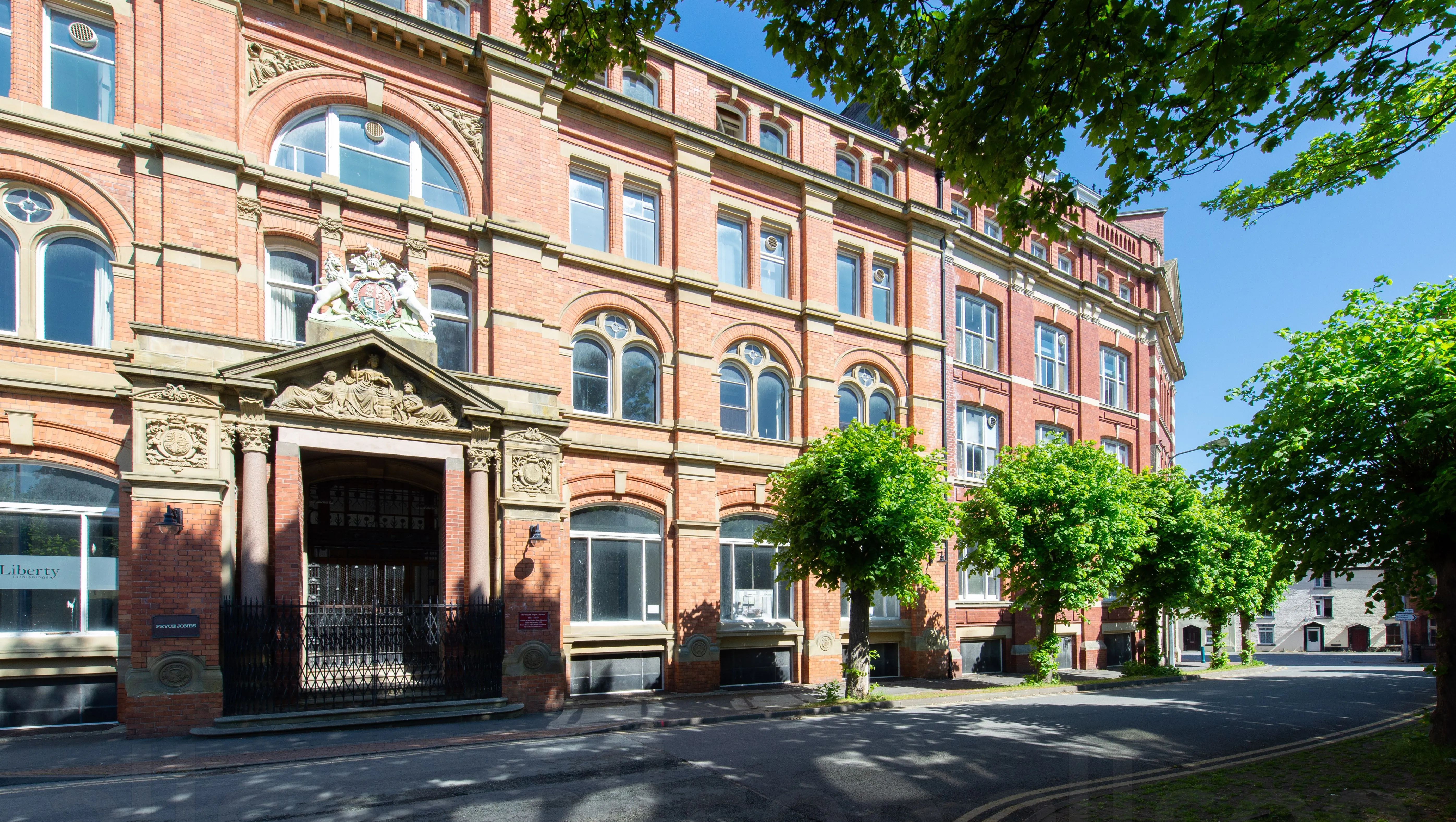 Attractive Grade II Listed Freehold Retail and Office Investment