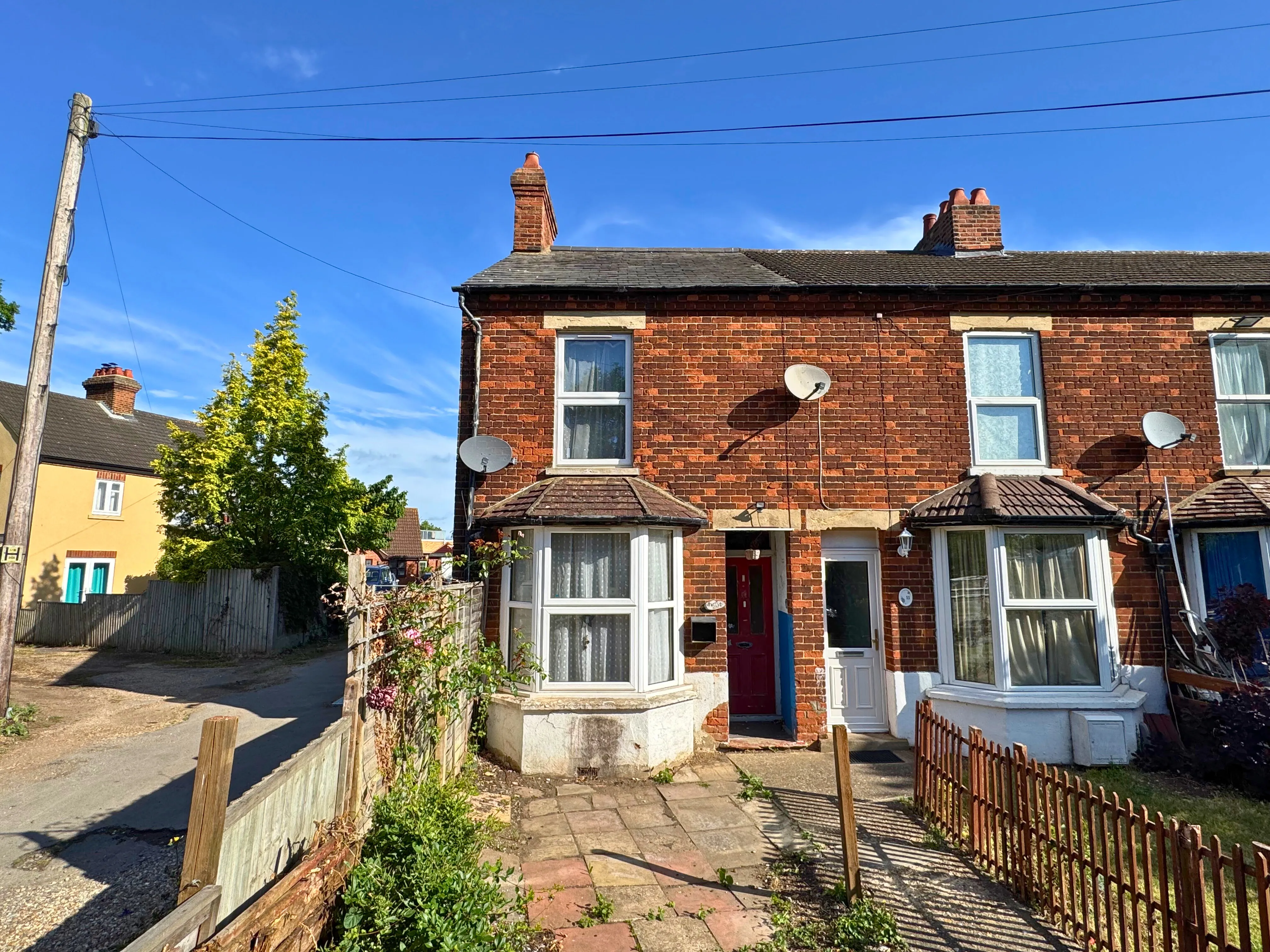 VACANT - Freehold Attractive End of Terrace House
