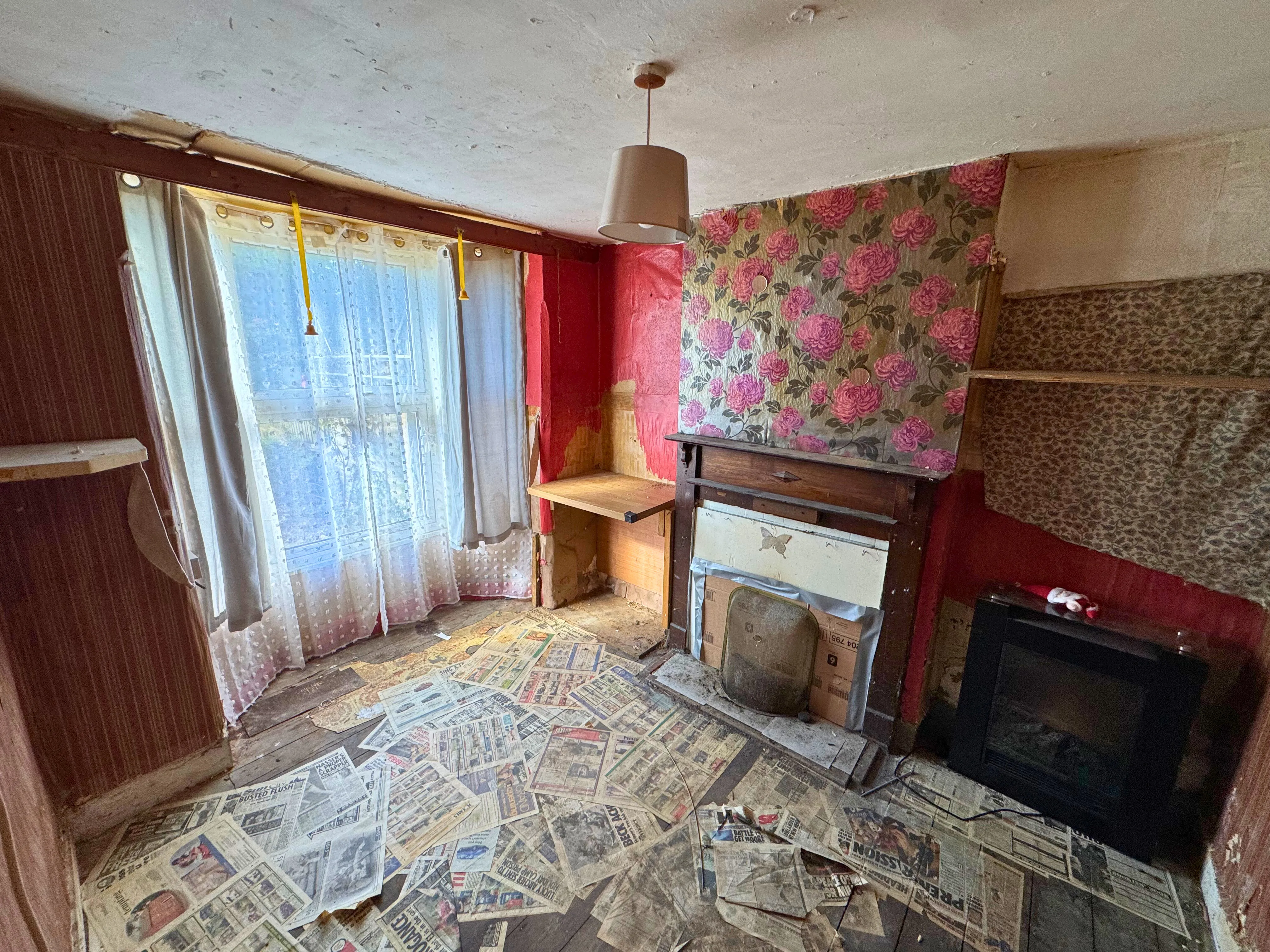 VACANT - Freehold Attractive End of Terrace House