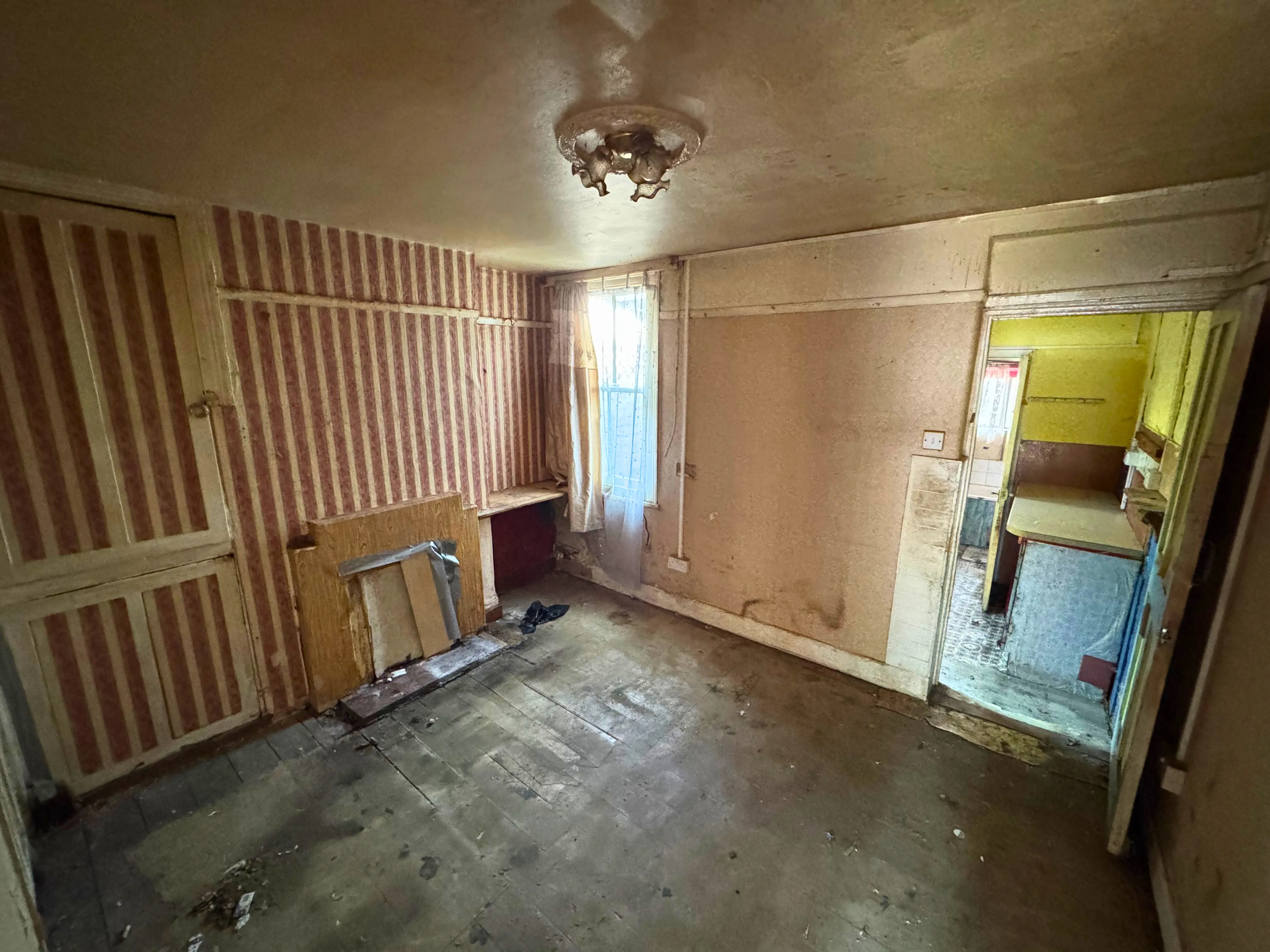 VACANT - Freehold Attractive End of Terrace House
