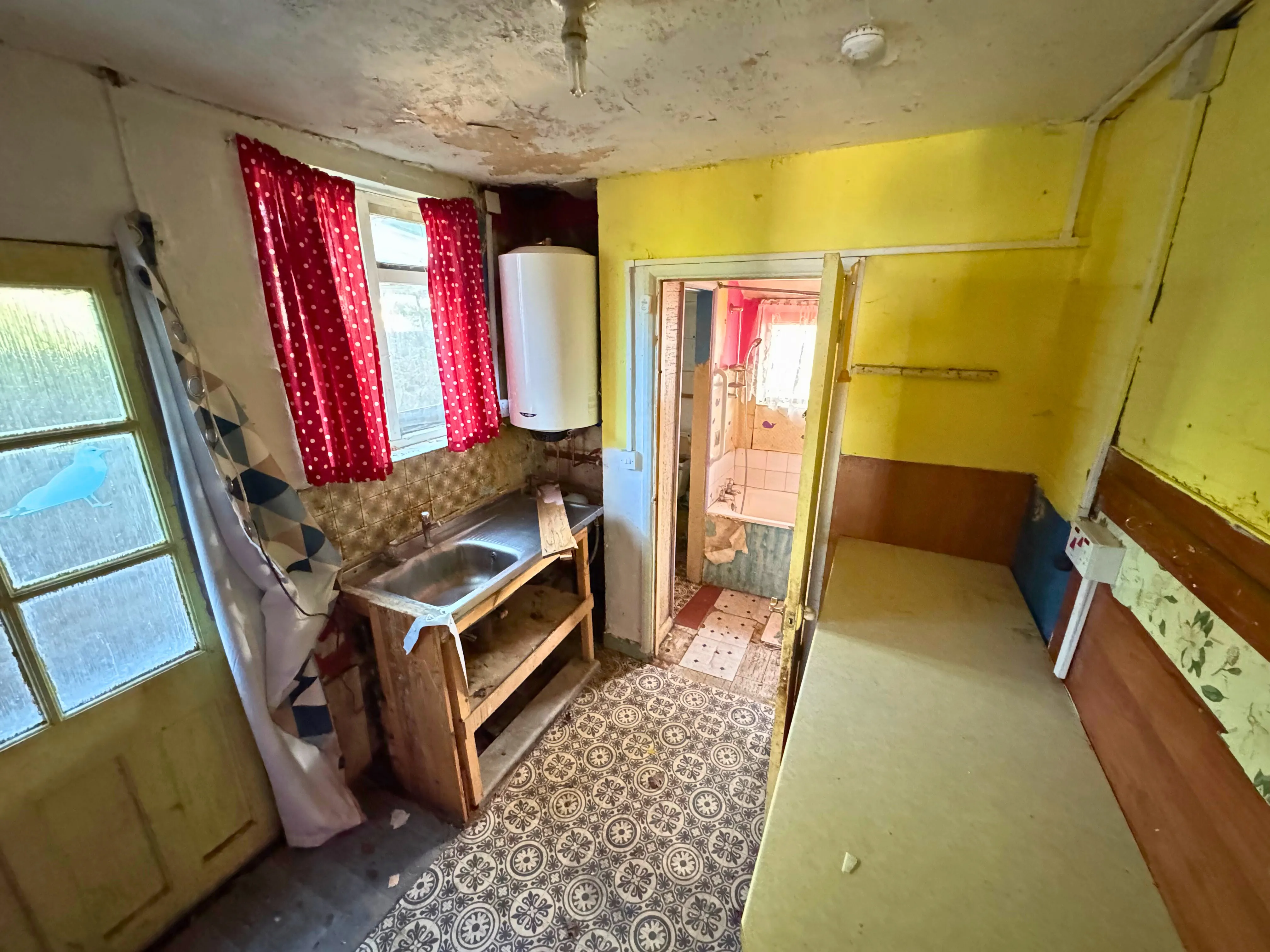 VACANT - Freehold Attractive End of Terrace House