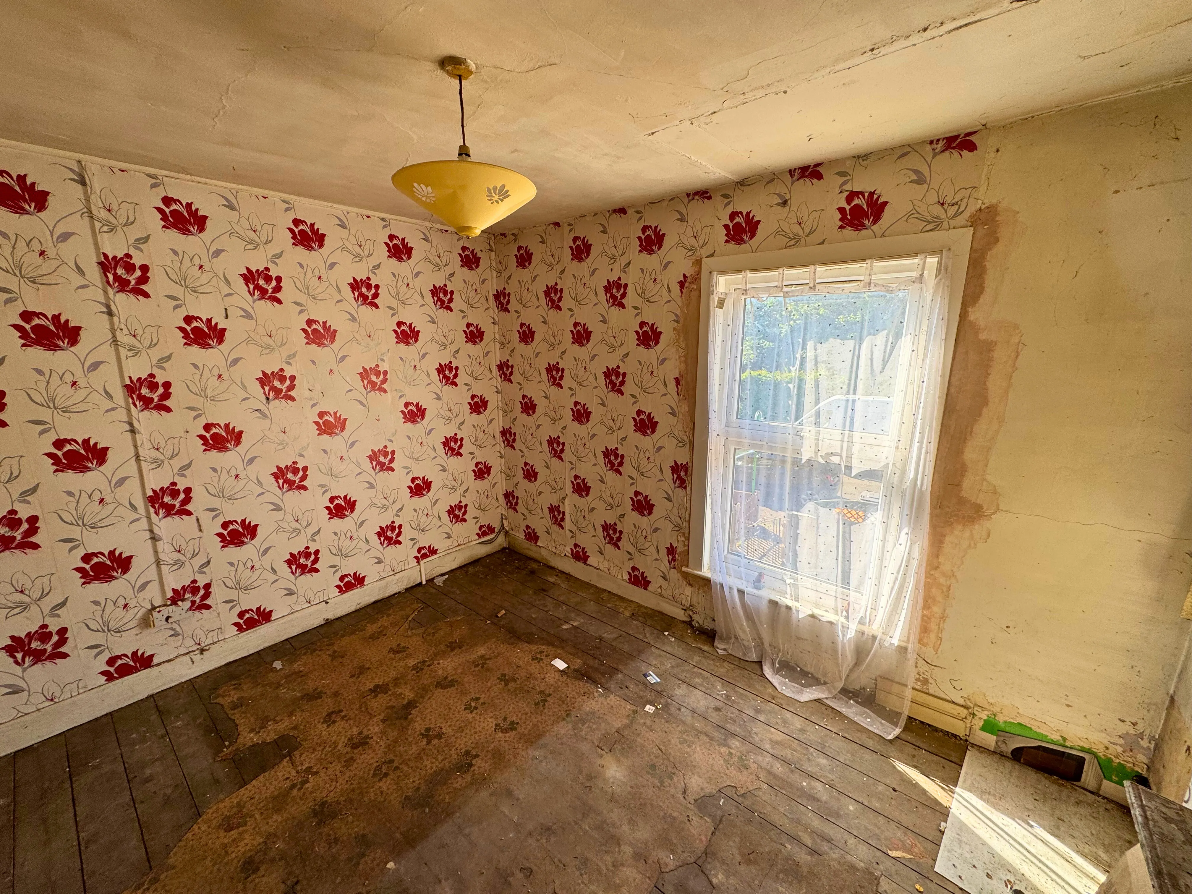 VACANT - Freehold Attractive End of Terrace House