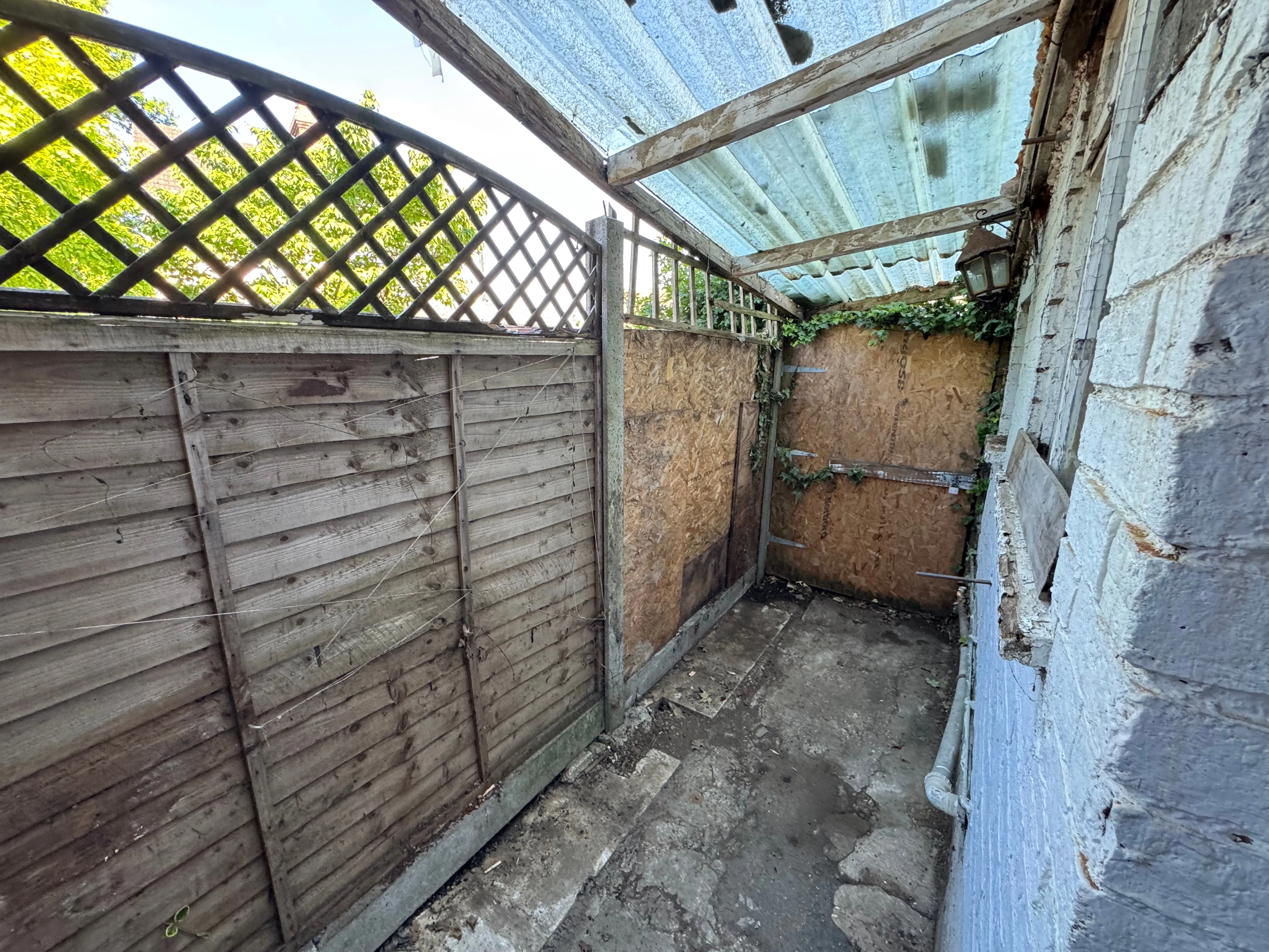 VACANT - Freehold Attractive End of Terrace House