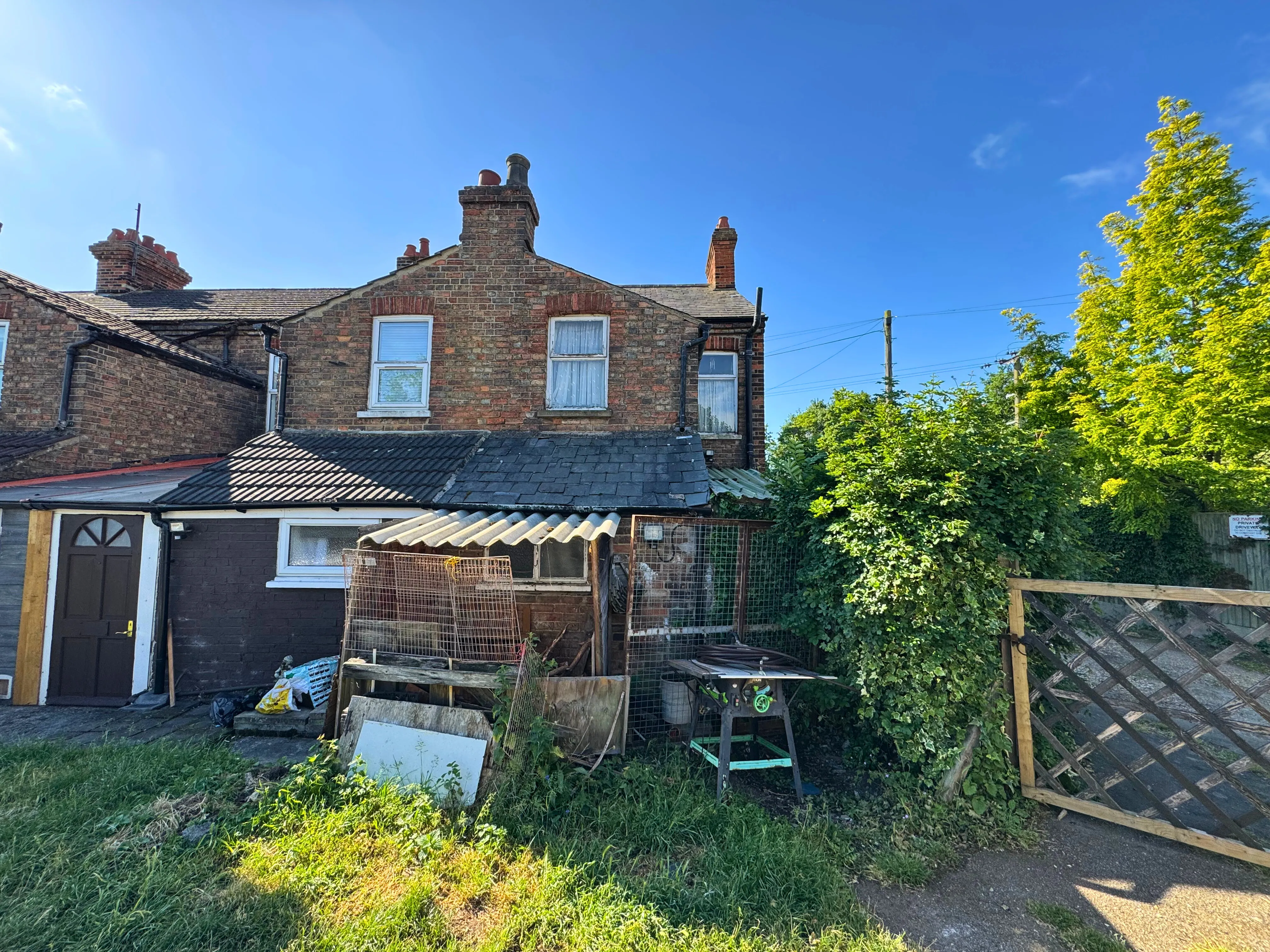 VACANT - Freehold Attractive End of Terrace House