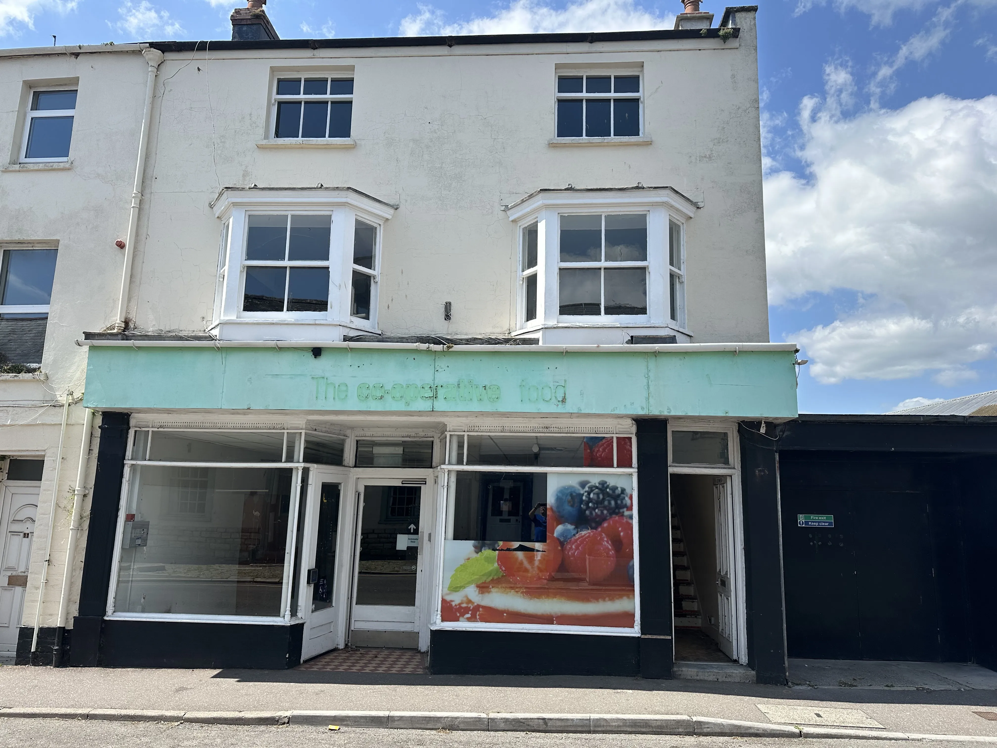 VACANT - Freehold End of Terrace Building with Potential 