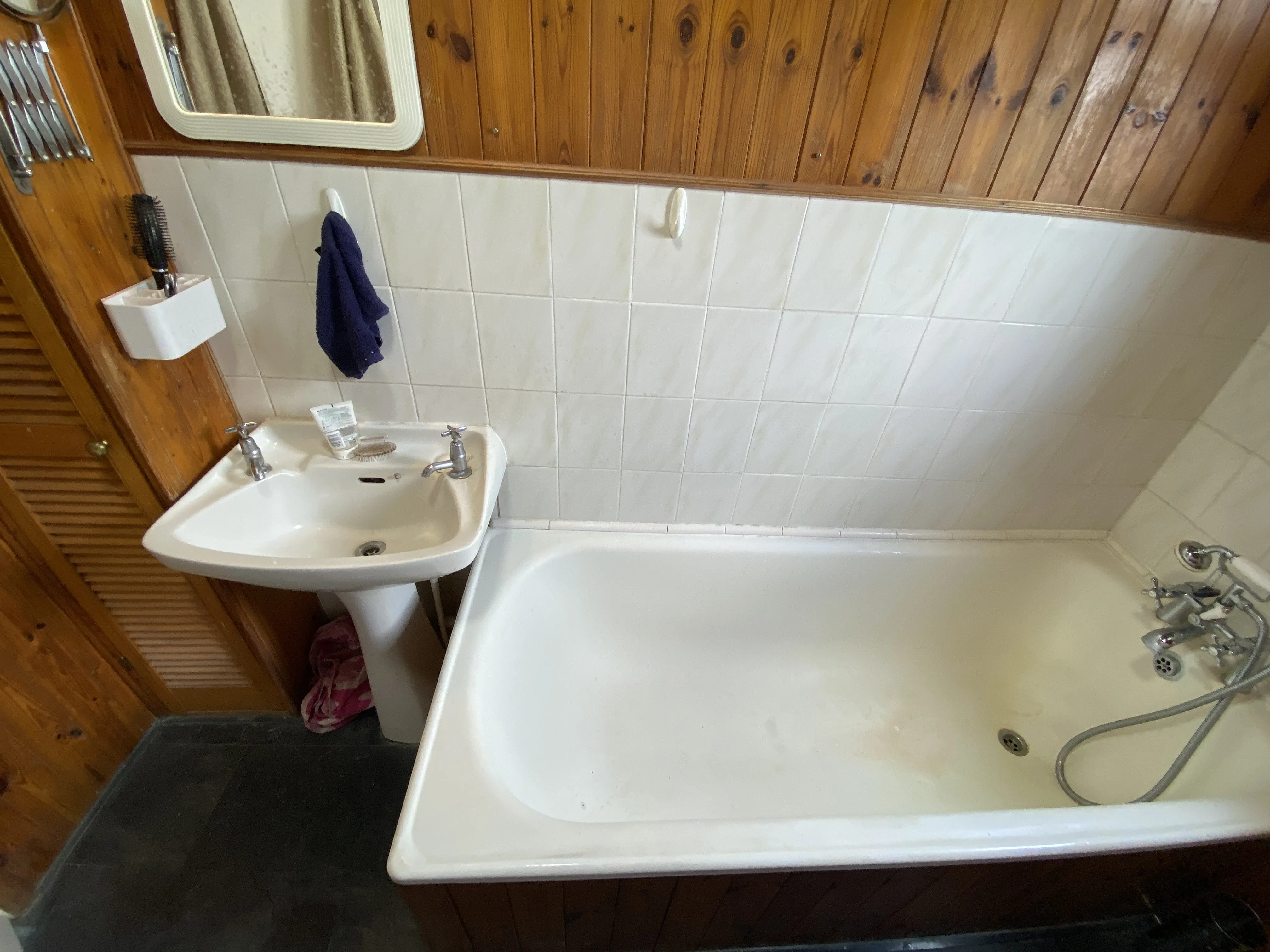 VACANT - Leasehold Self Contained Third Floor  Flat