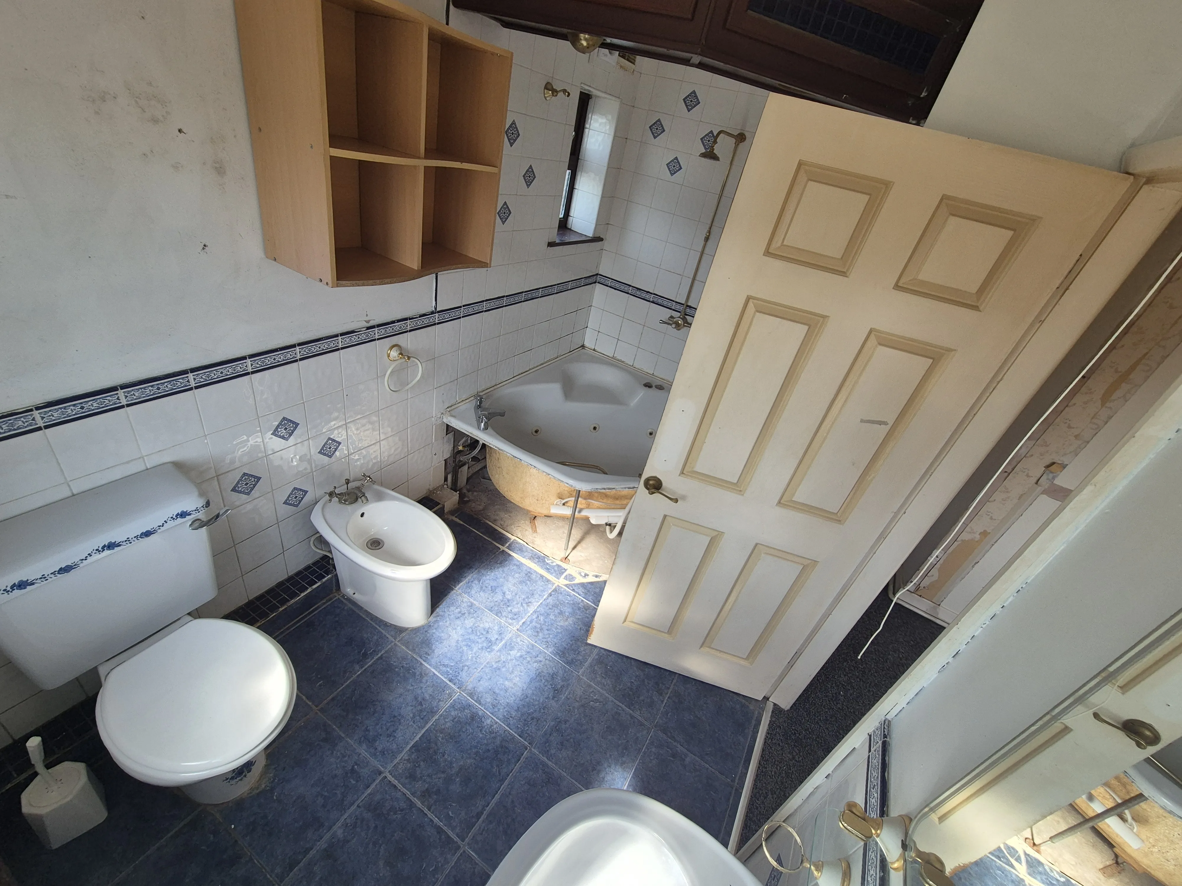 Long Leasehold Mid Terrace House