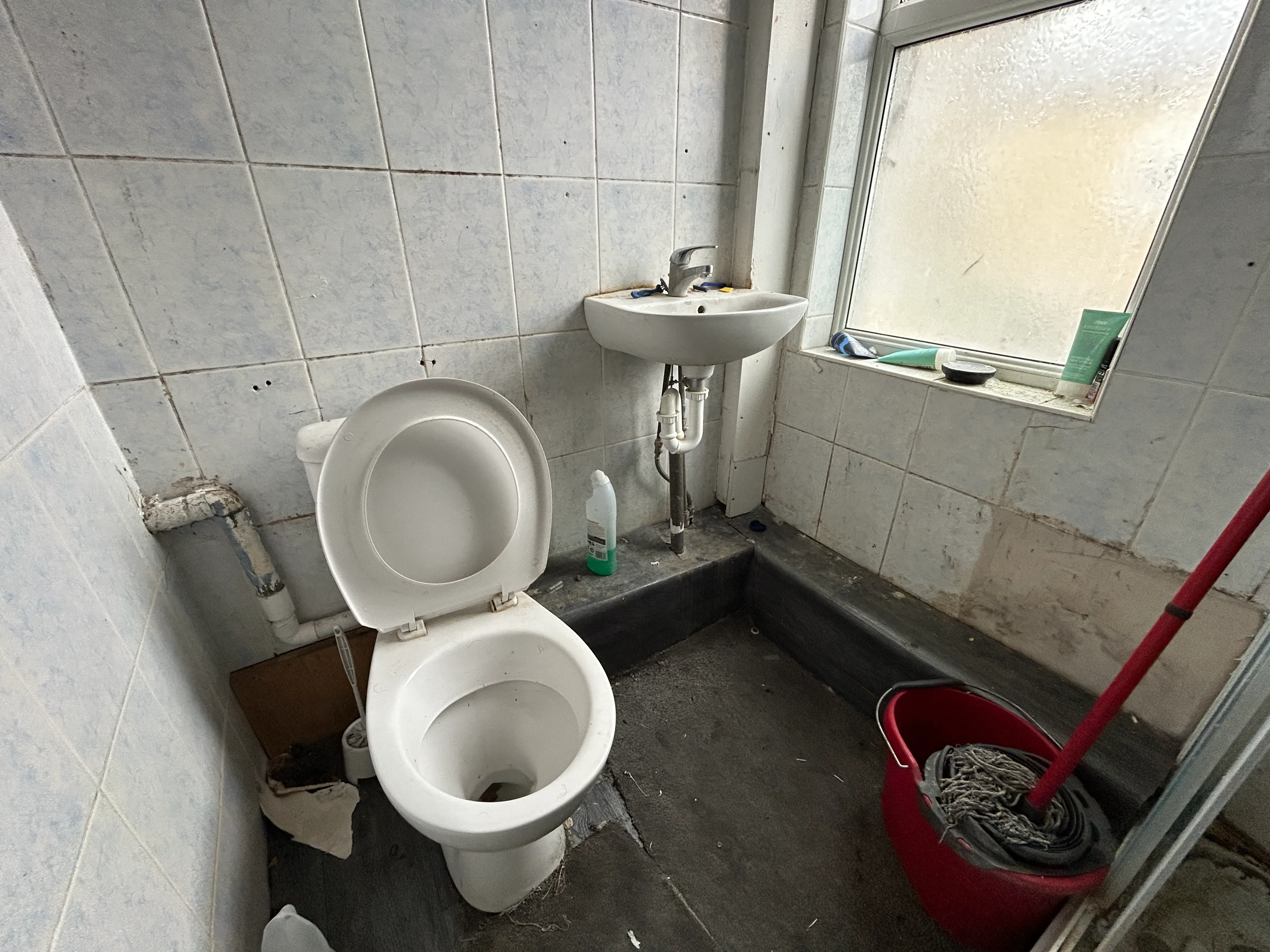 MAJORITY VACANT - Freehold Mid Terrace Building 