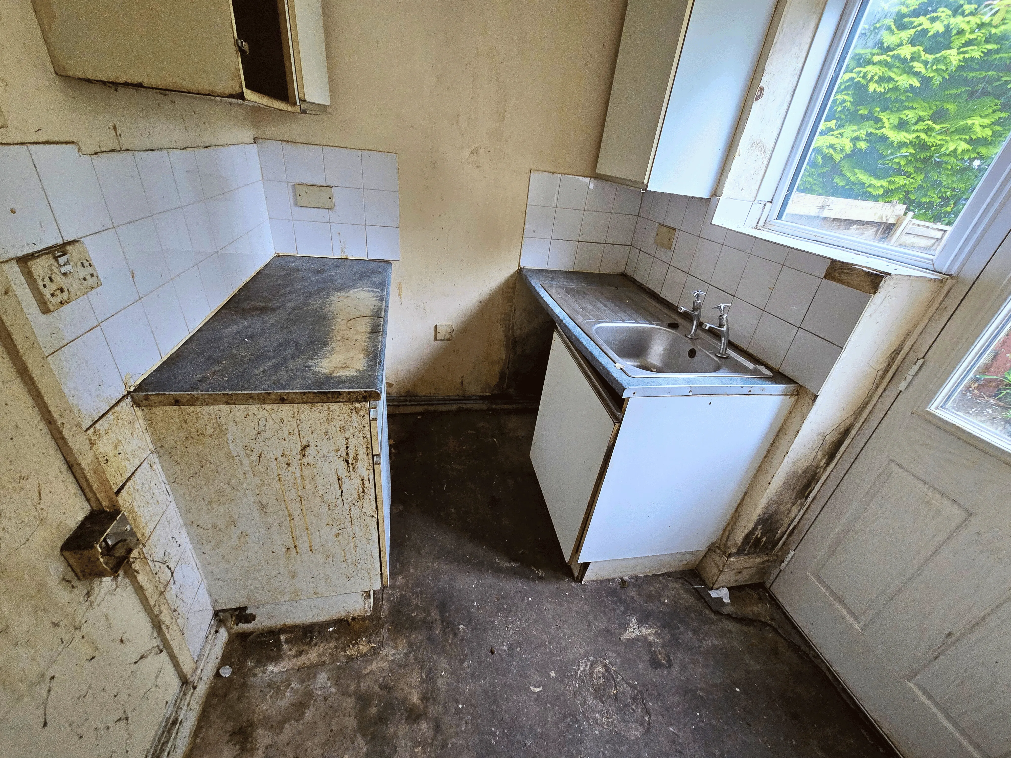 VACANT - Freehold Mid Terrace House