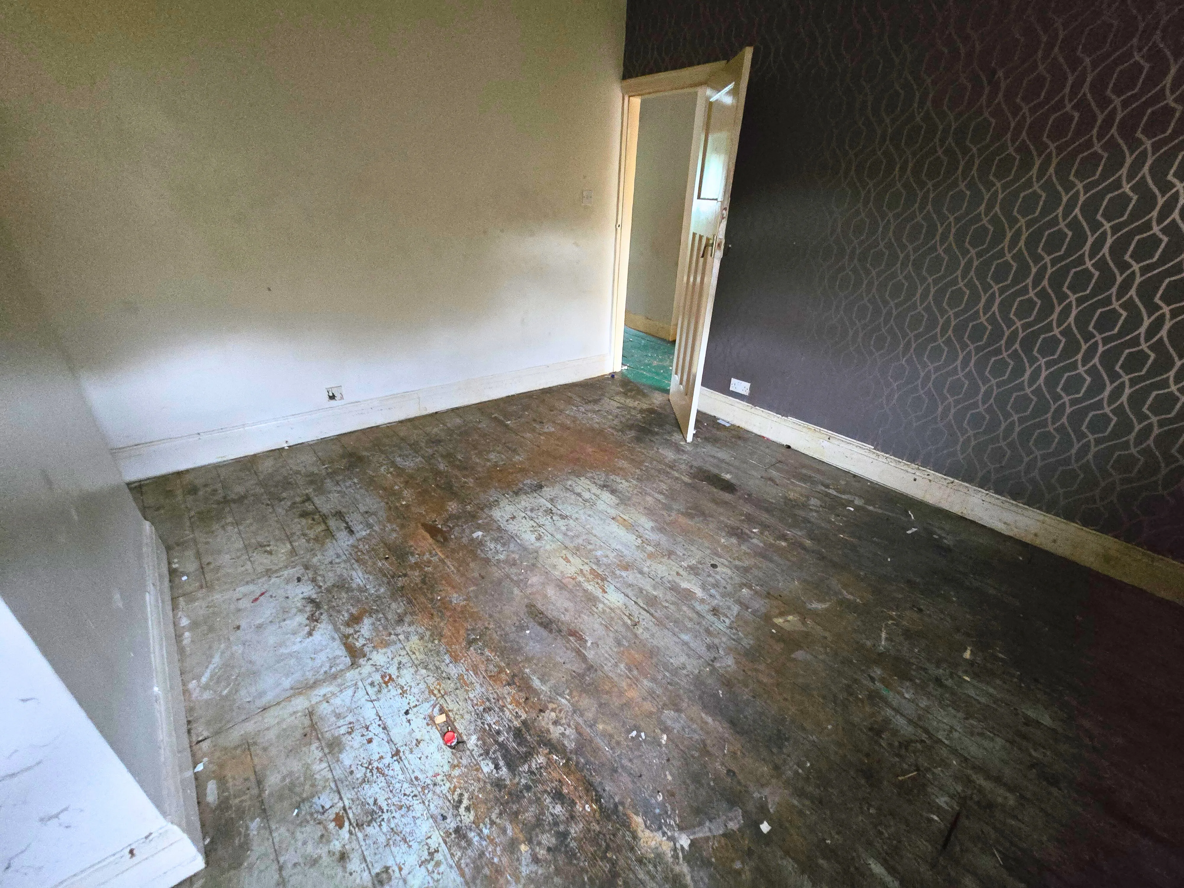 VACANT - Freehold Mid Terrace House