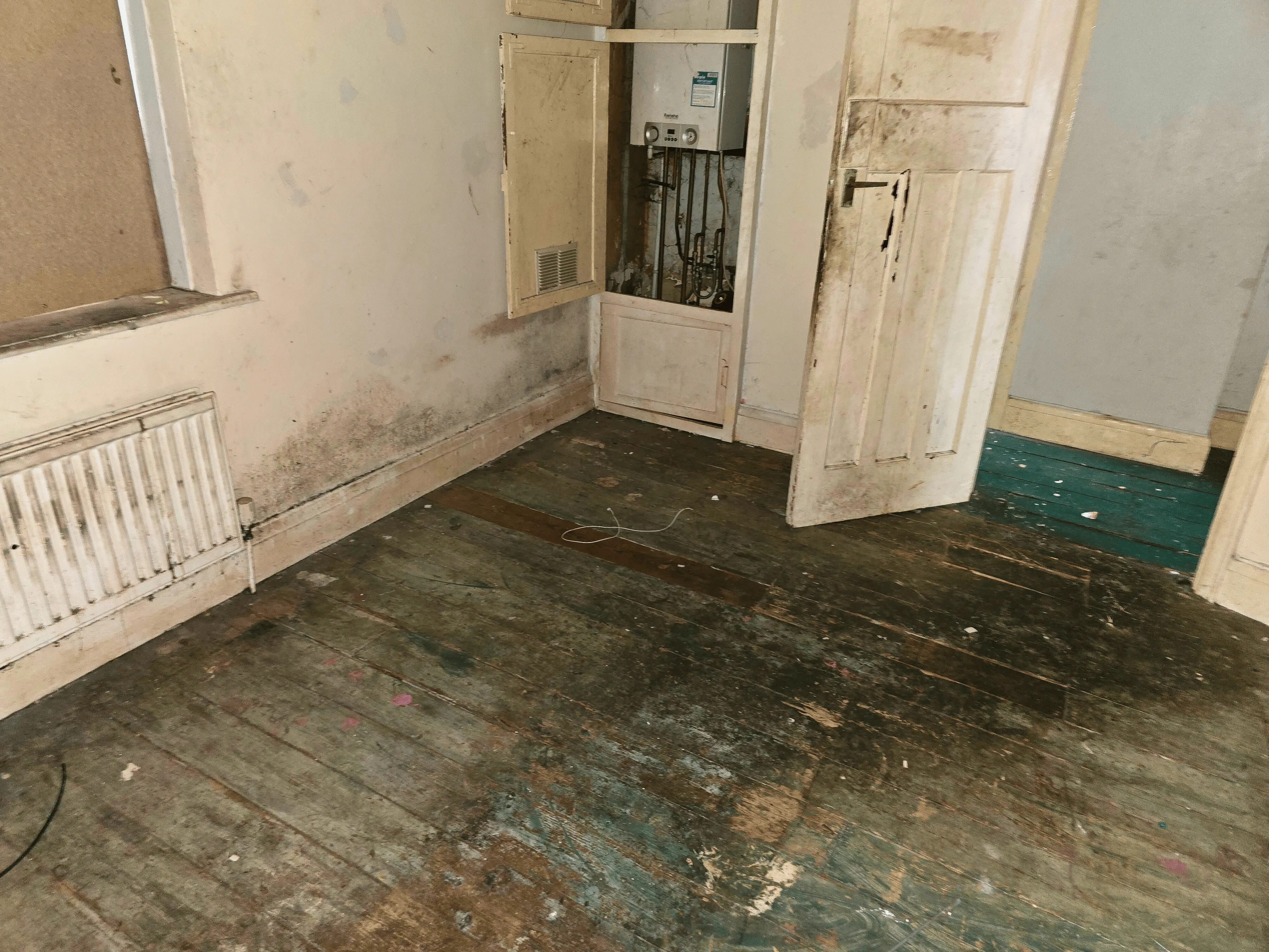 VACANT - Freehold Mid Terrace House