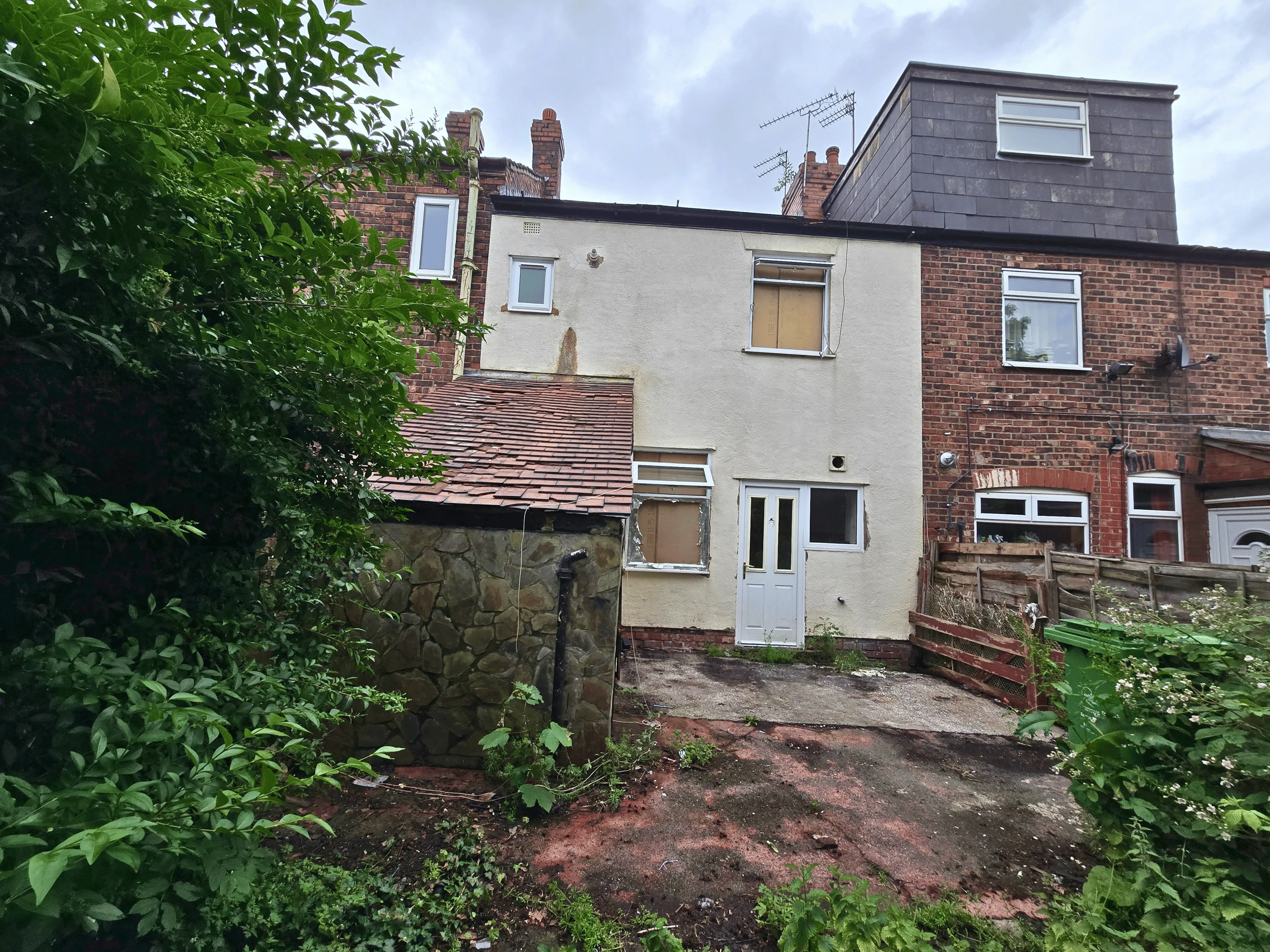 VACANT - Freehold Mid Terrace House