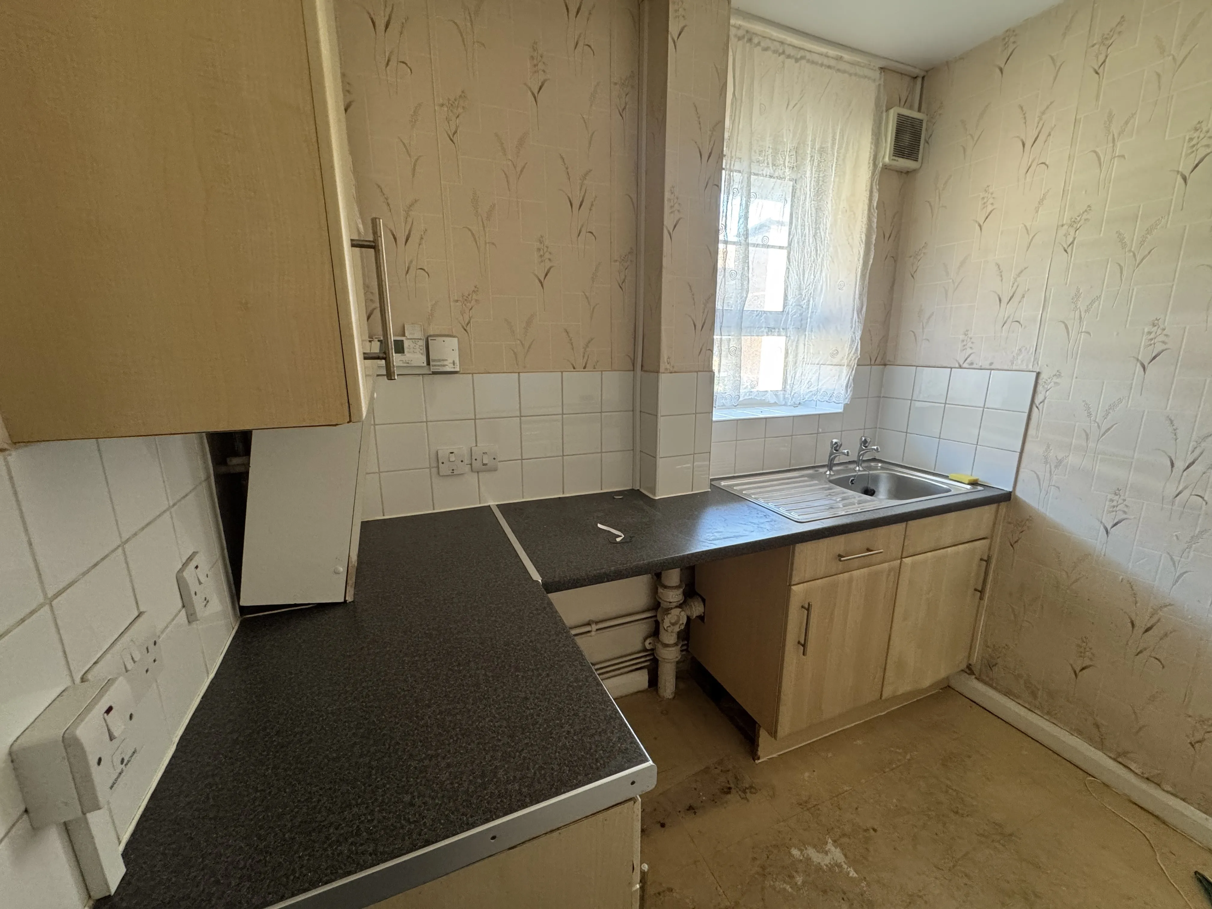 VACANT - Leasehold Self Contained Third Floor Flat