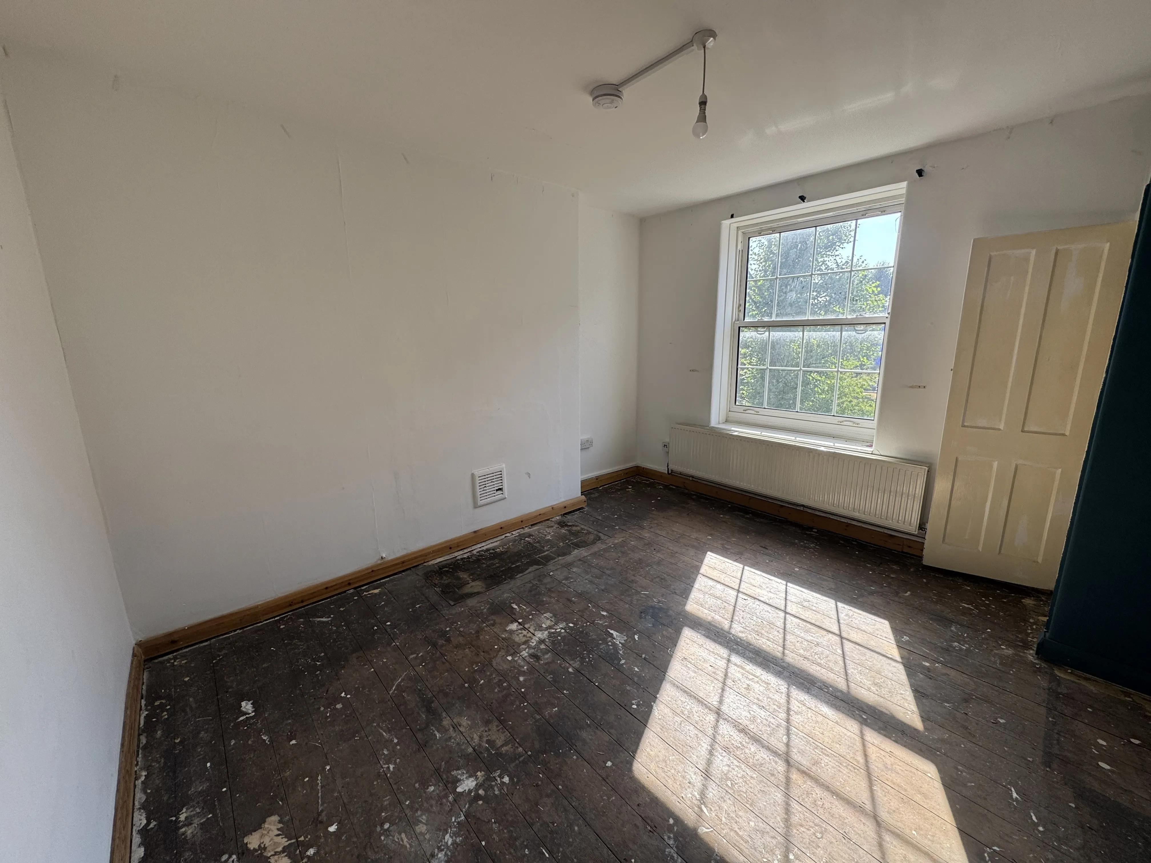 VACANT - Leasehold Self Contained Third Floor Flat