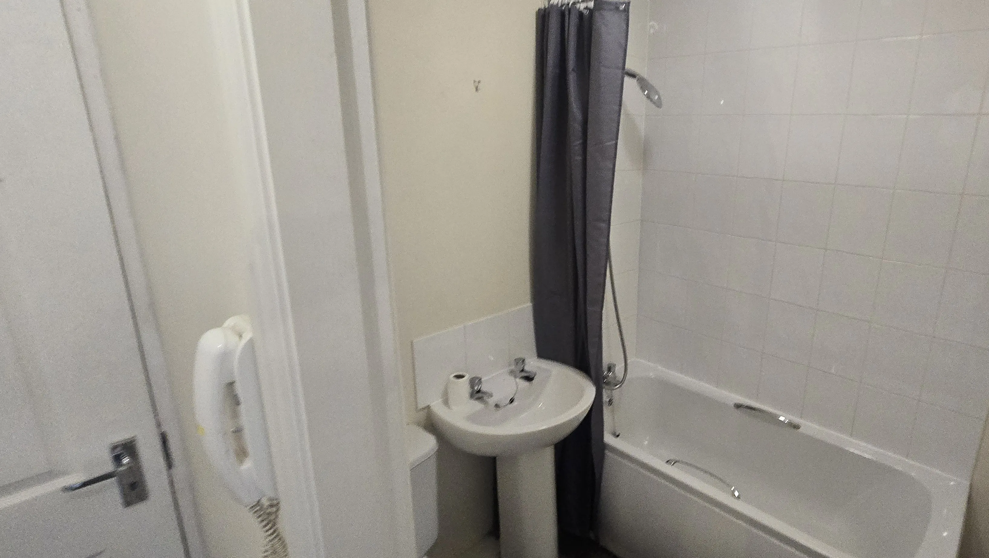 INVESTMENT - Freehold Mid Terrace Building 
