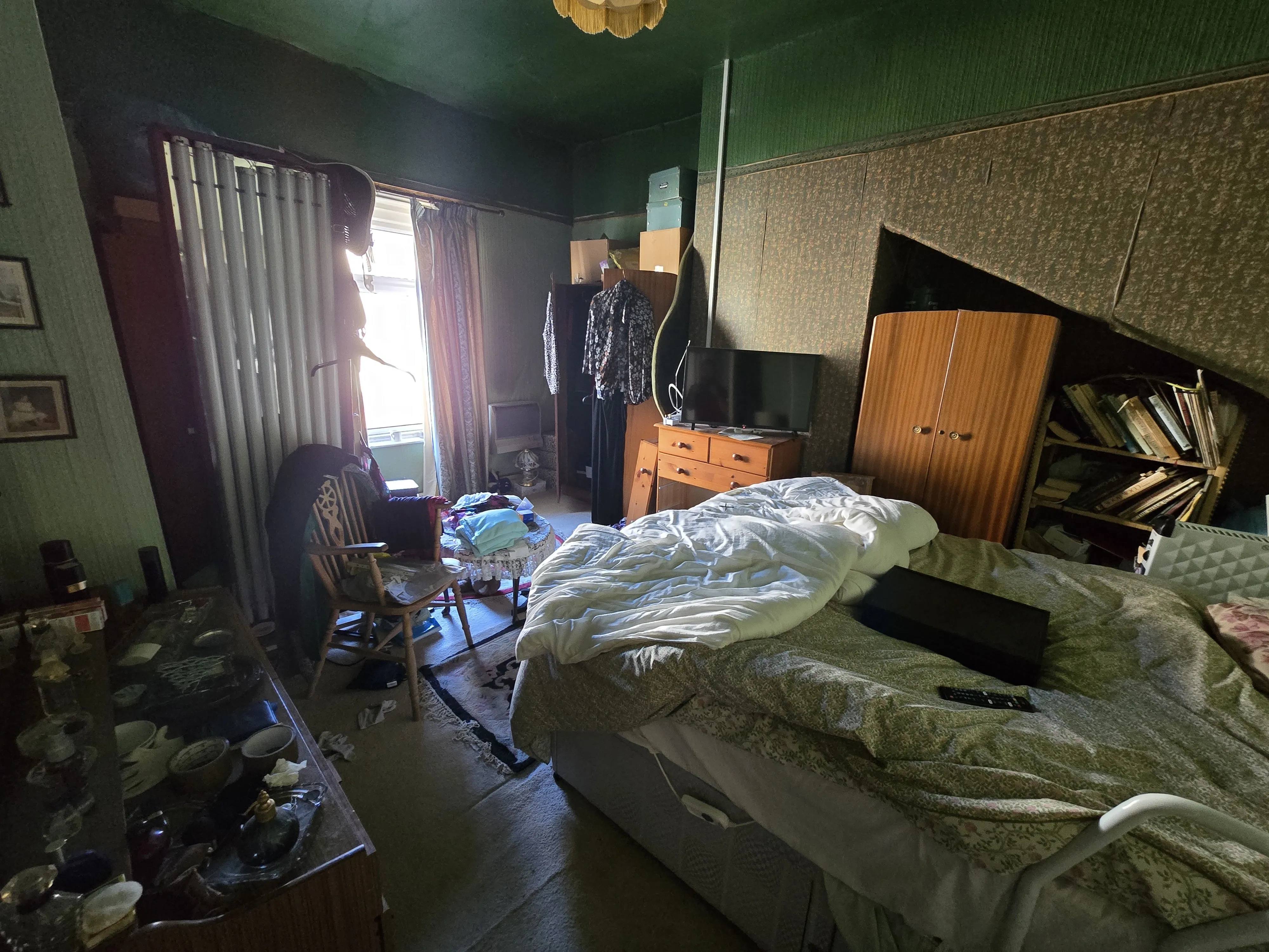 VACANT - Freehold Mid Terrace House