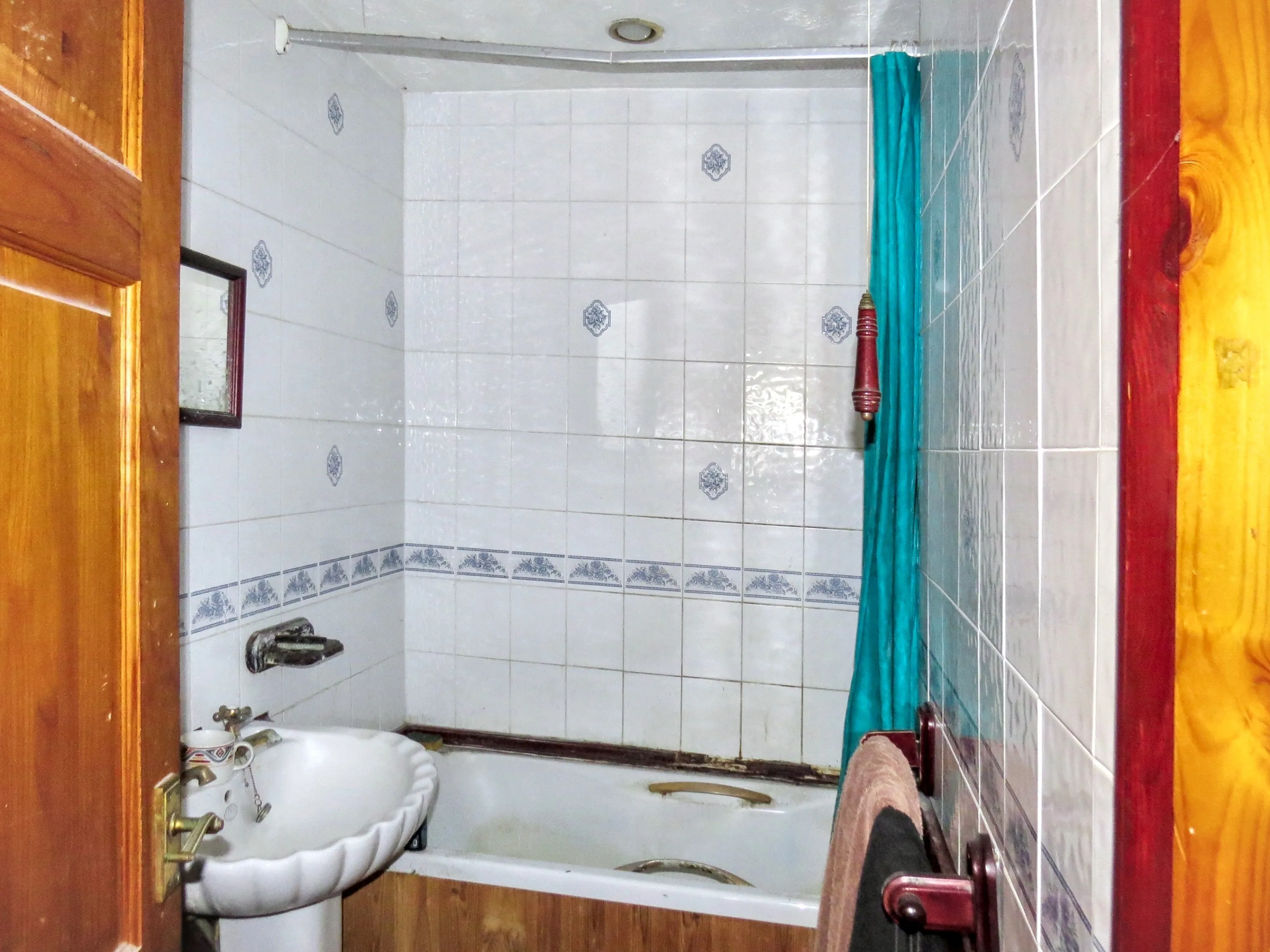 VACANT - Long Leasehold Mid Terrace House