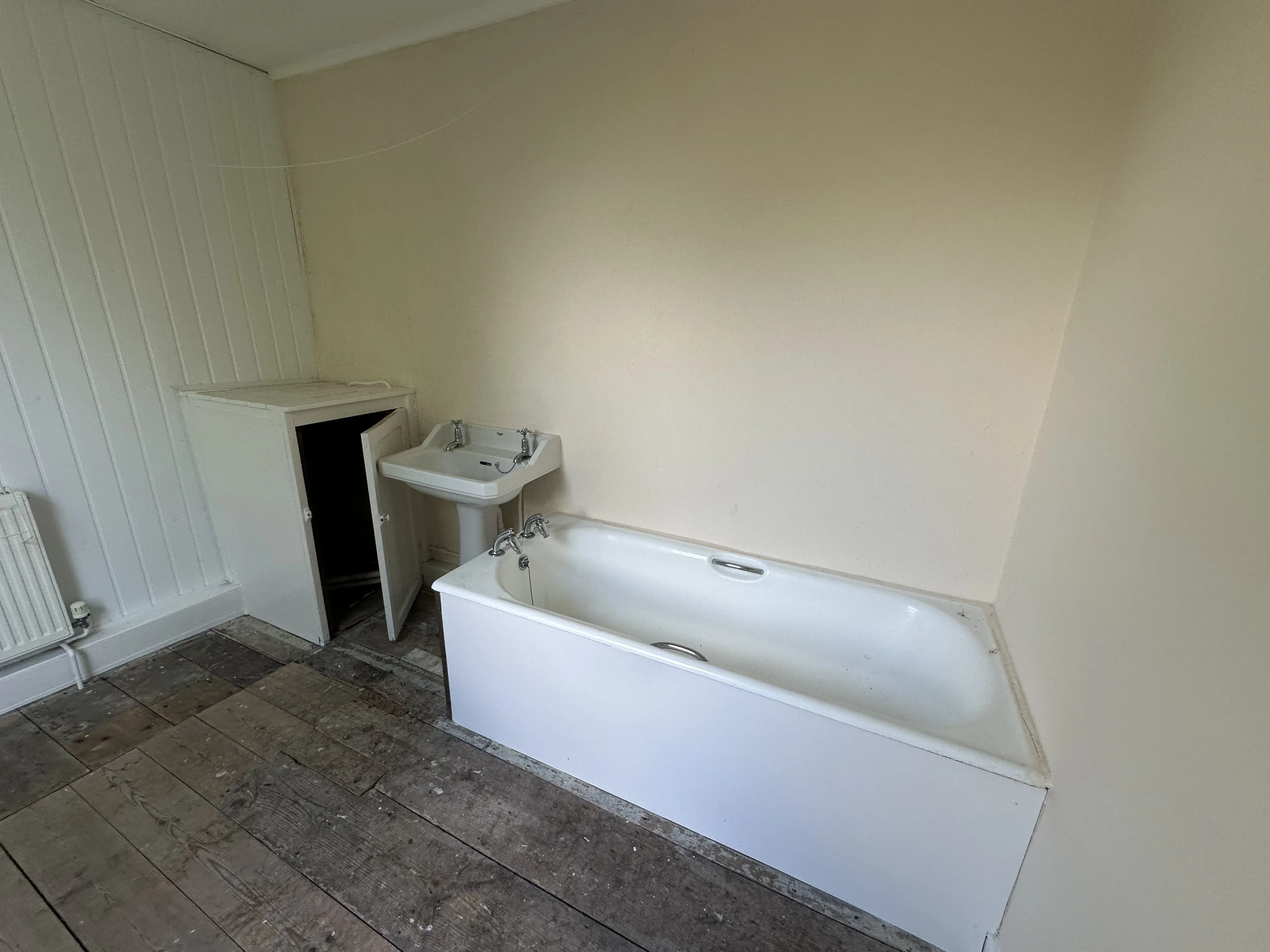 VACANT - Freehold Mid Terrace House