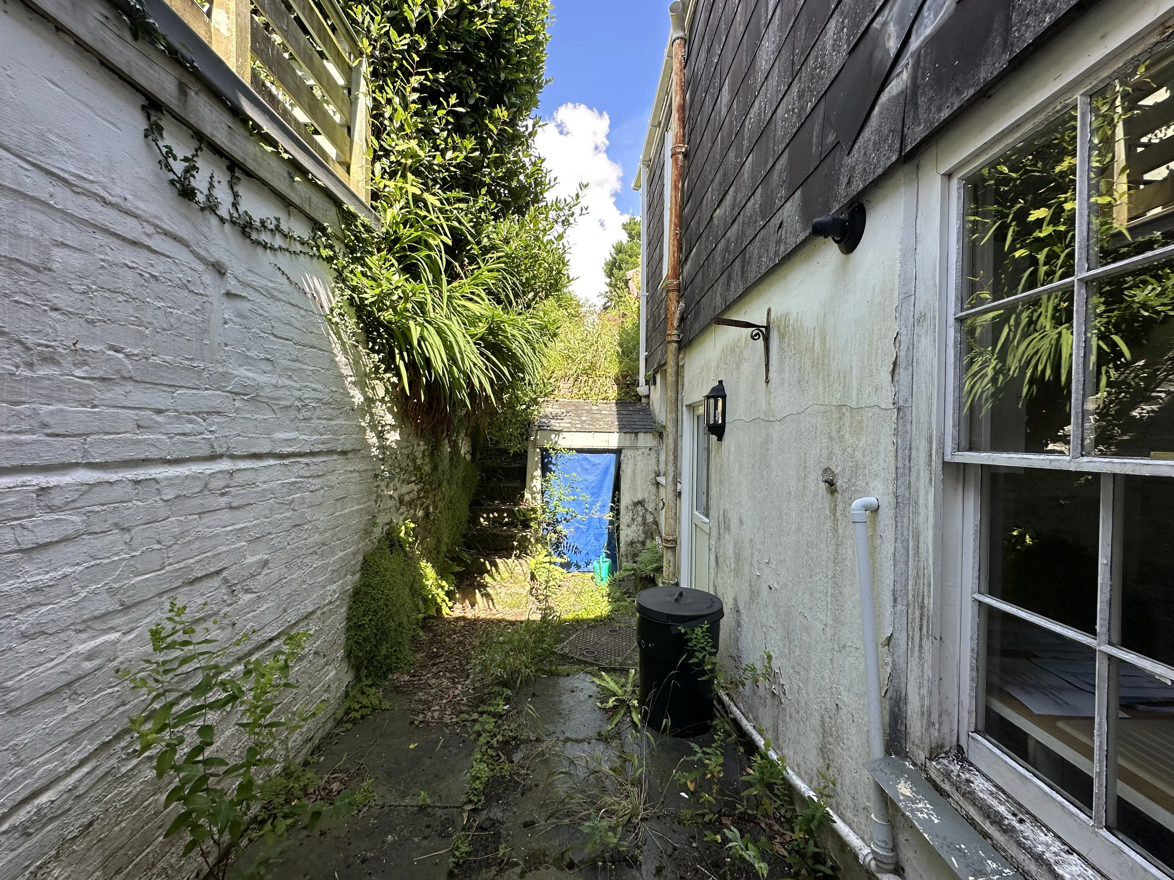 VACANT - Freehold Mid Terrace House