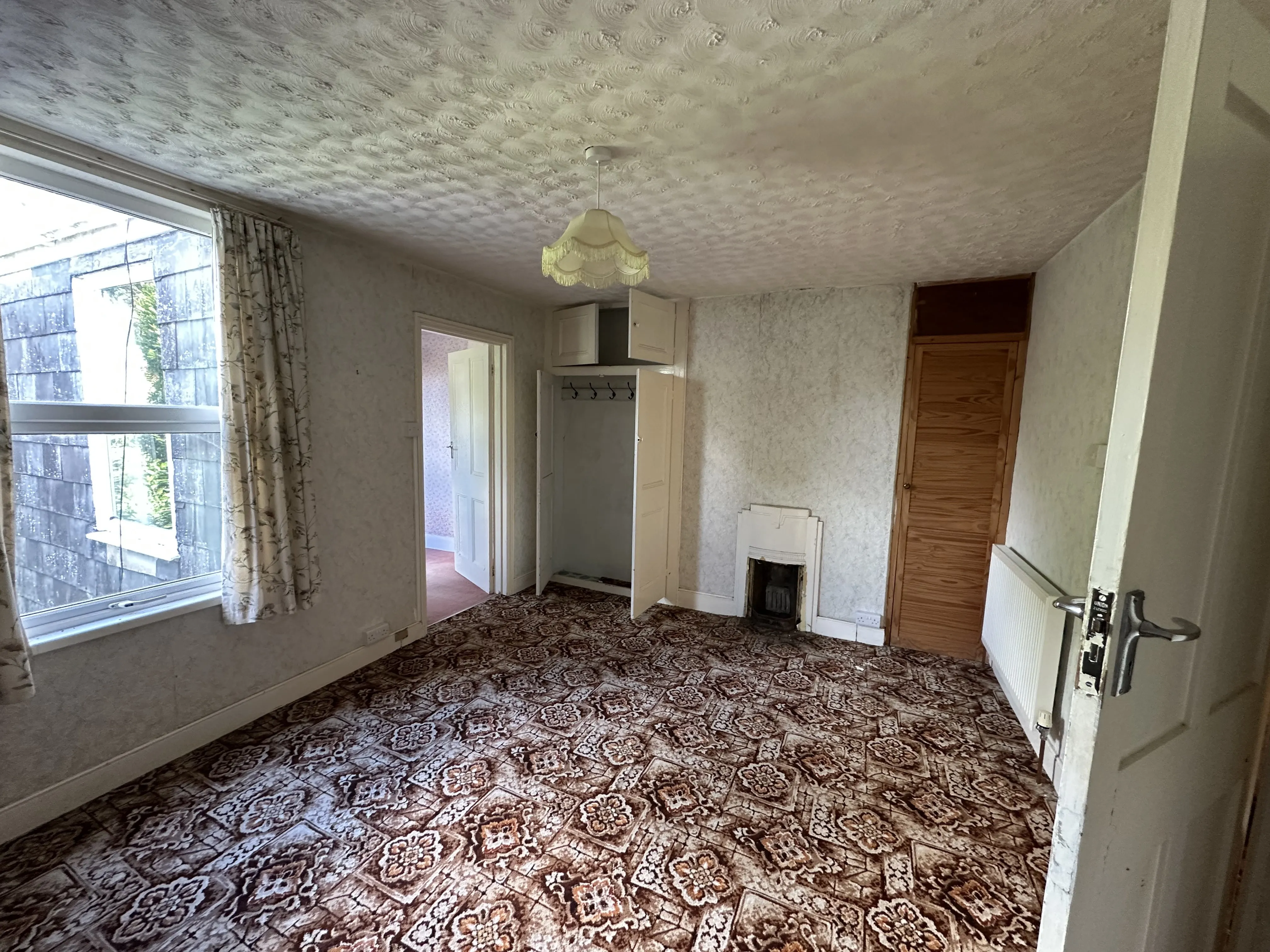VACANT - Freehold Mid Terrace House