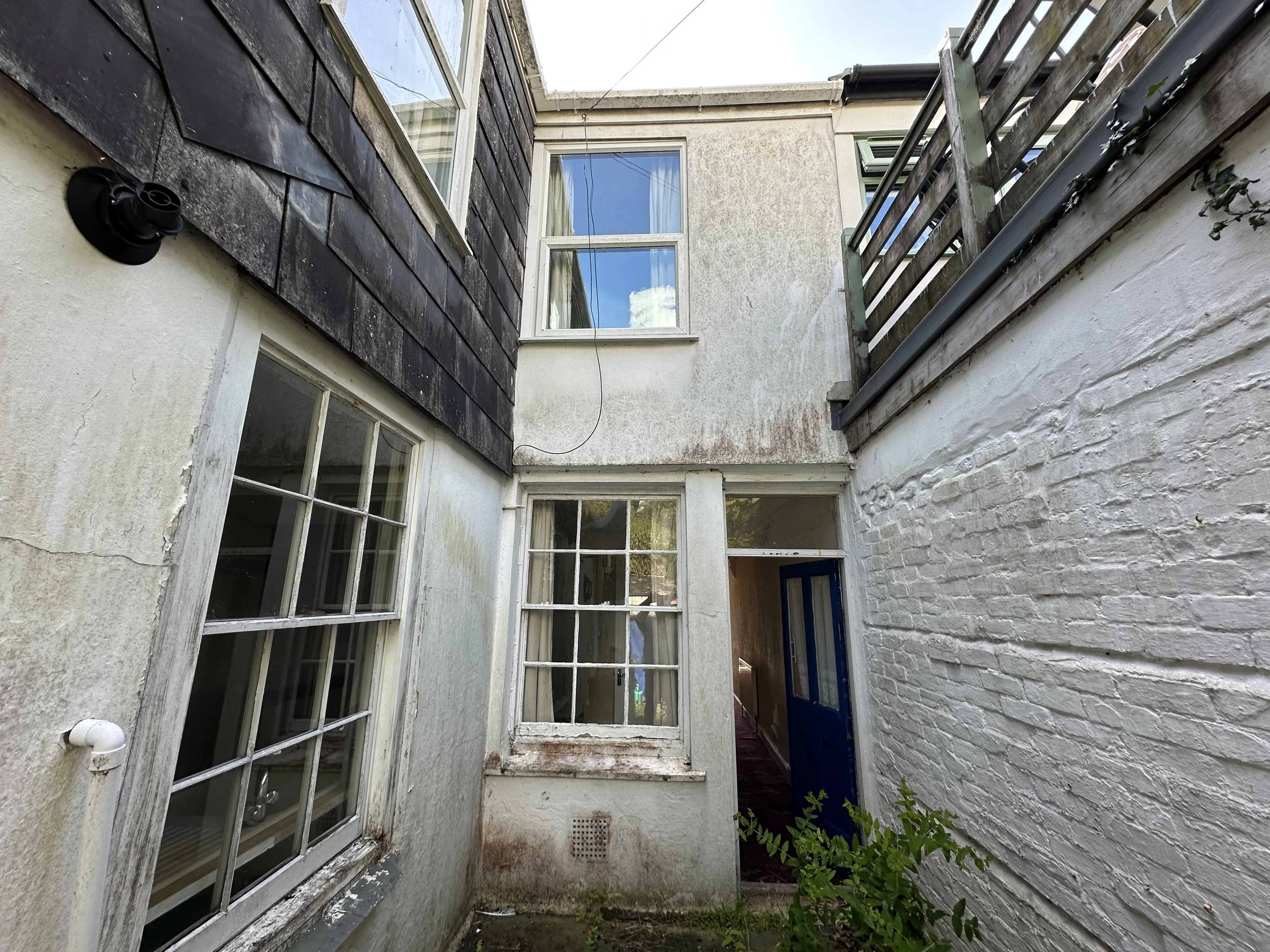 VACANT - Freehold Mid Terrace House