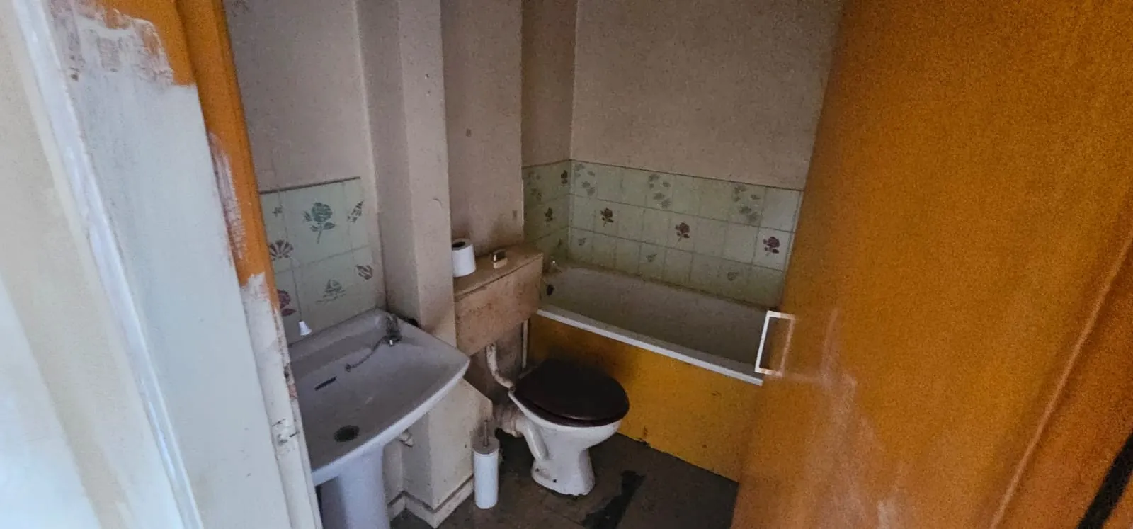 VACANT - Freehold Mid Terrace House