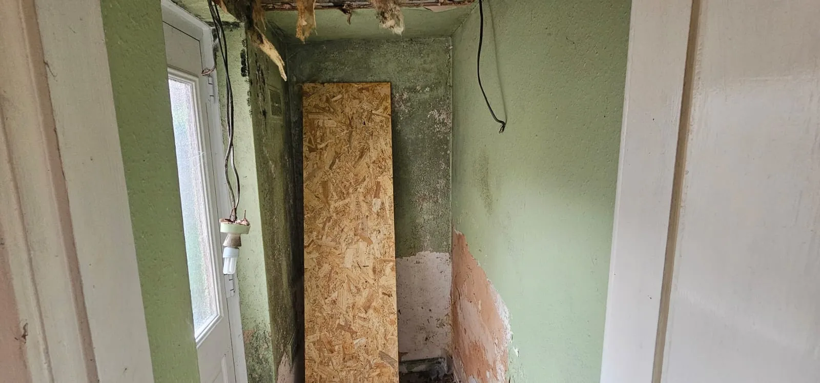 VACANT - Freehold Mid Terrace House