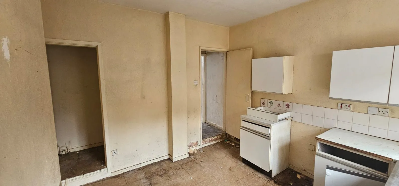 VACANT - Freehold Mid Terrace House