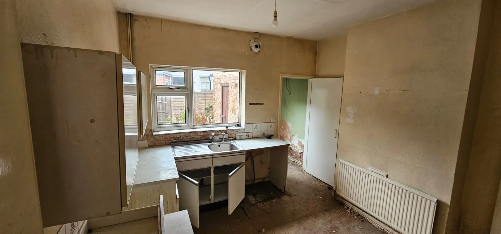 VACANT - Freehold Mid Terrace House