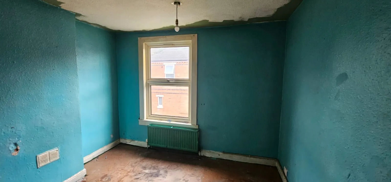 VACANT - Freehold Mid Terrace House