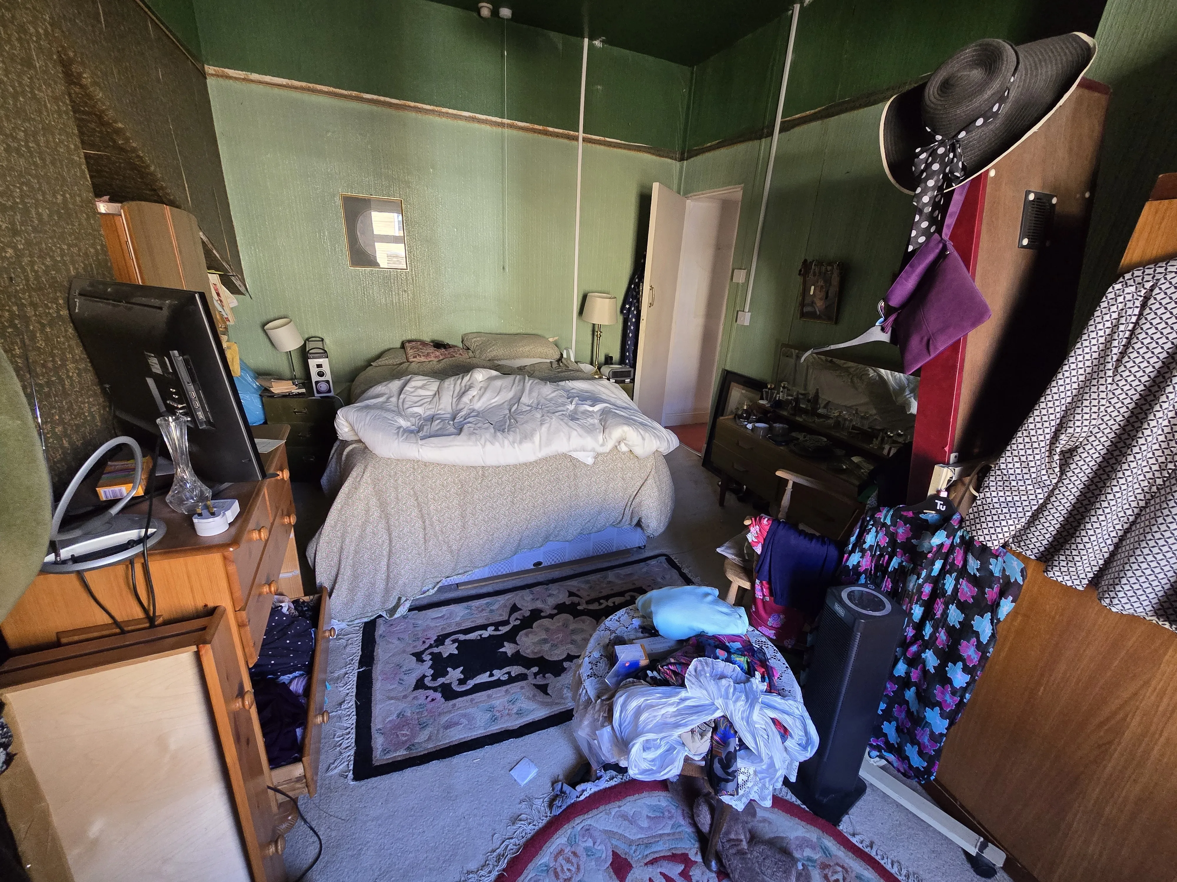 VACANT - Freehold Mid Terrace House