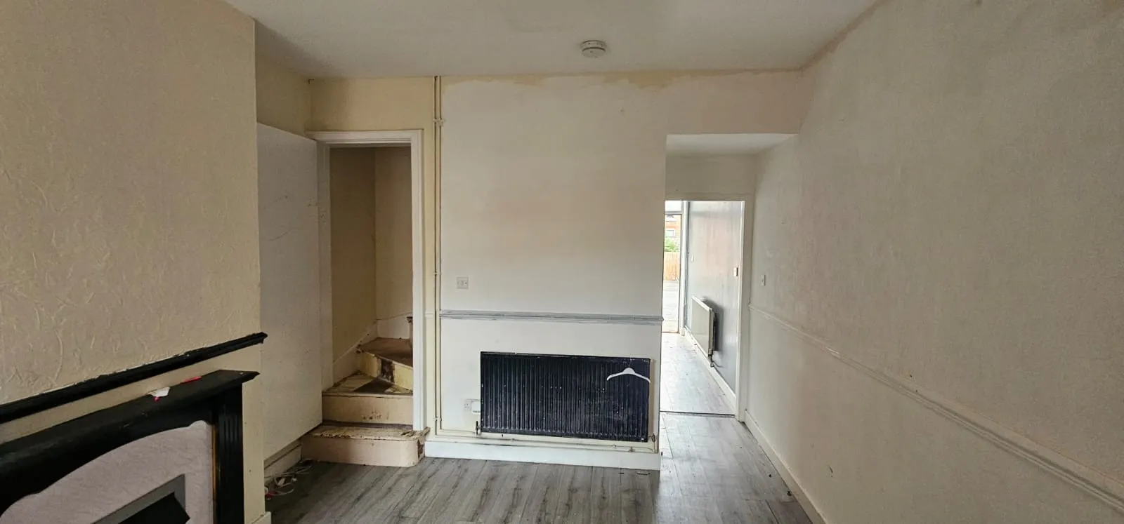 VACANT - Freehold Mid Terrace House