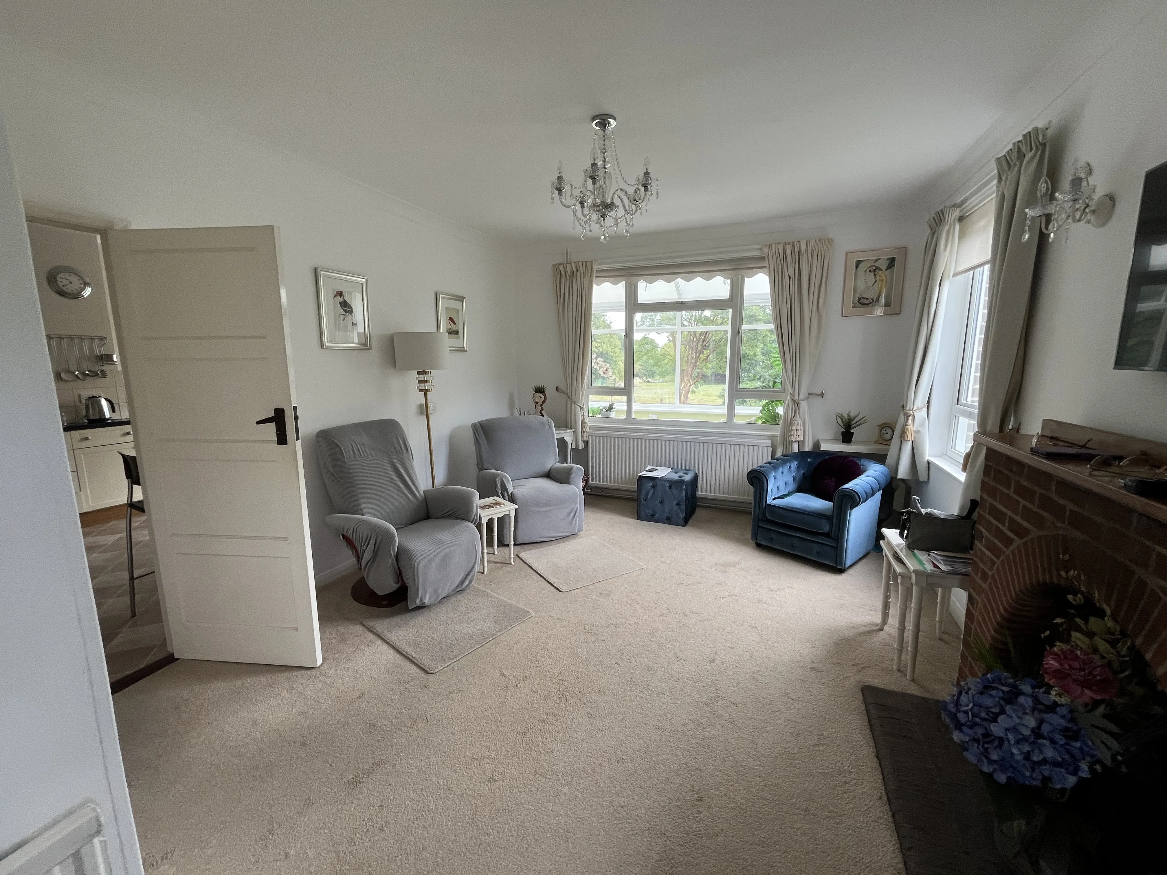 VACANT - Freehold Detached House set within a 3 Acre Plot 