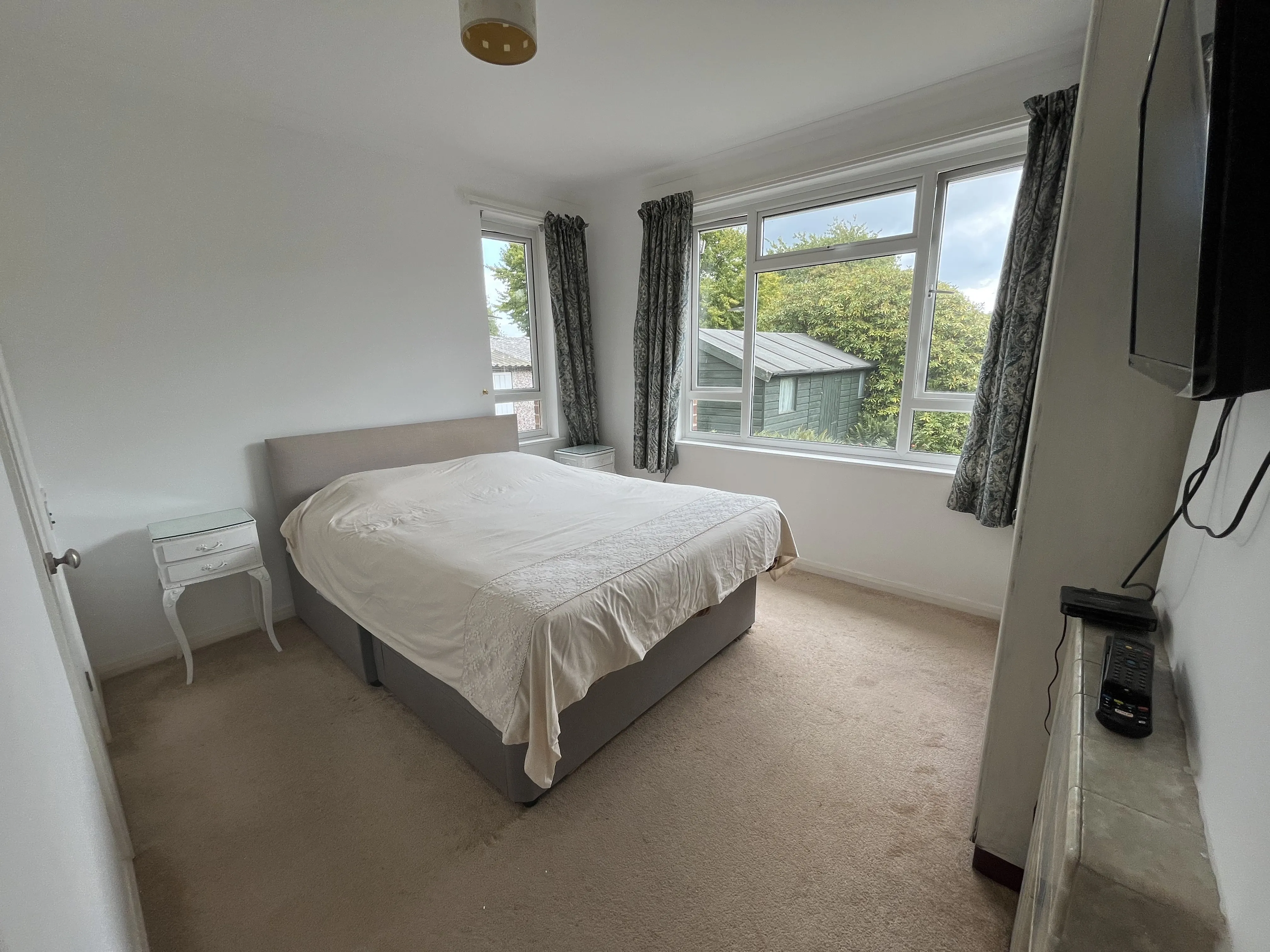 VACANT - Freehold Detached House set within a 3 Acre Plot 