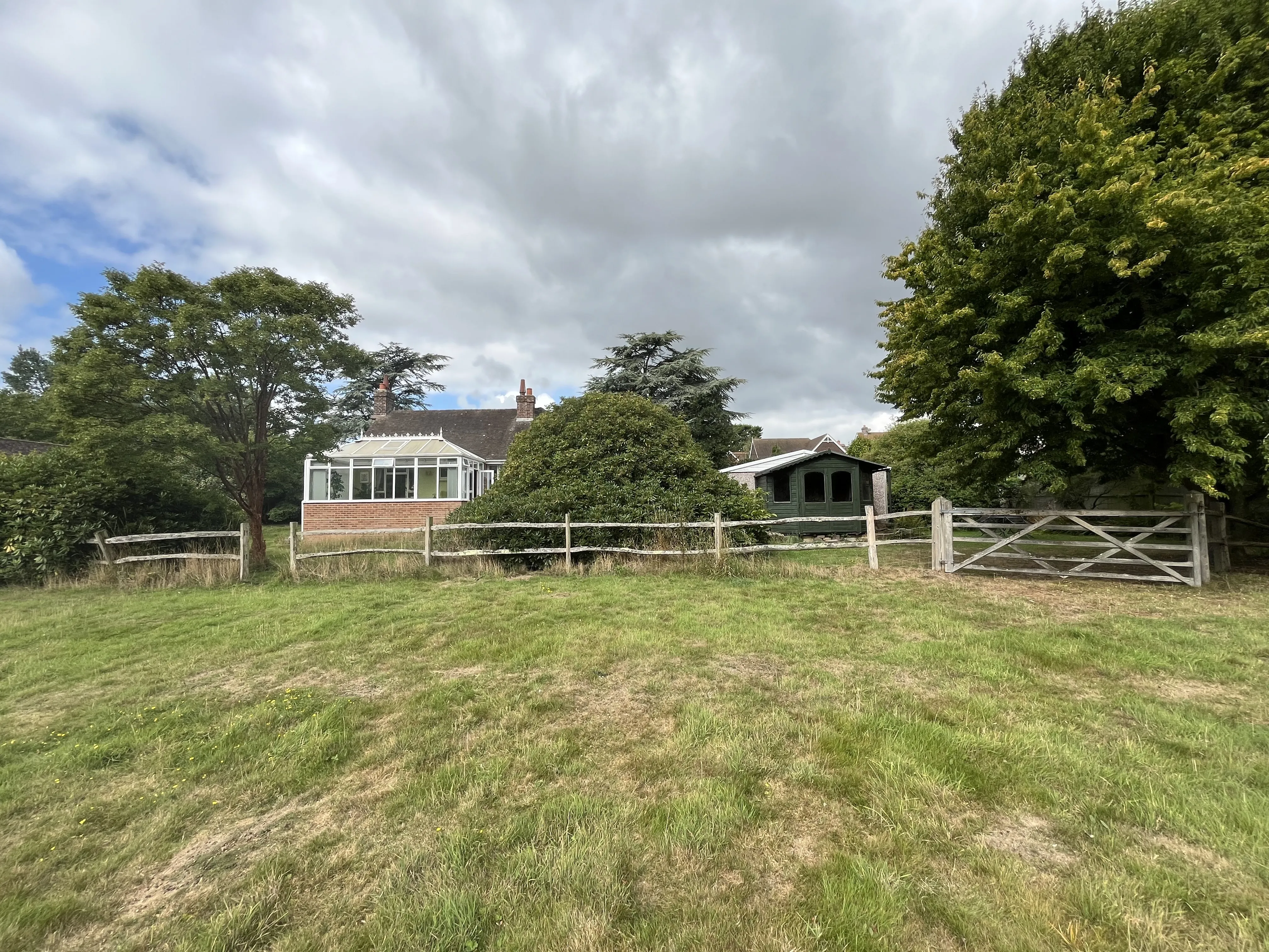 VACANT - Freehold Detached House set within a 3 Acre Plot 