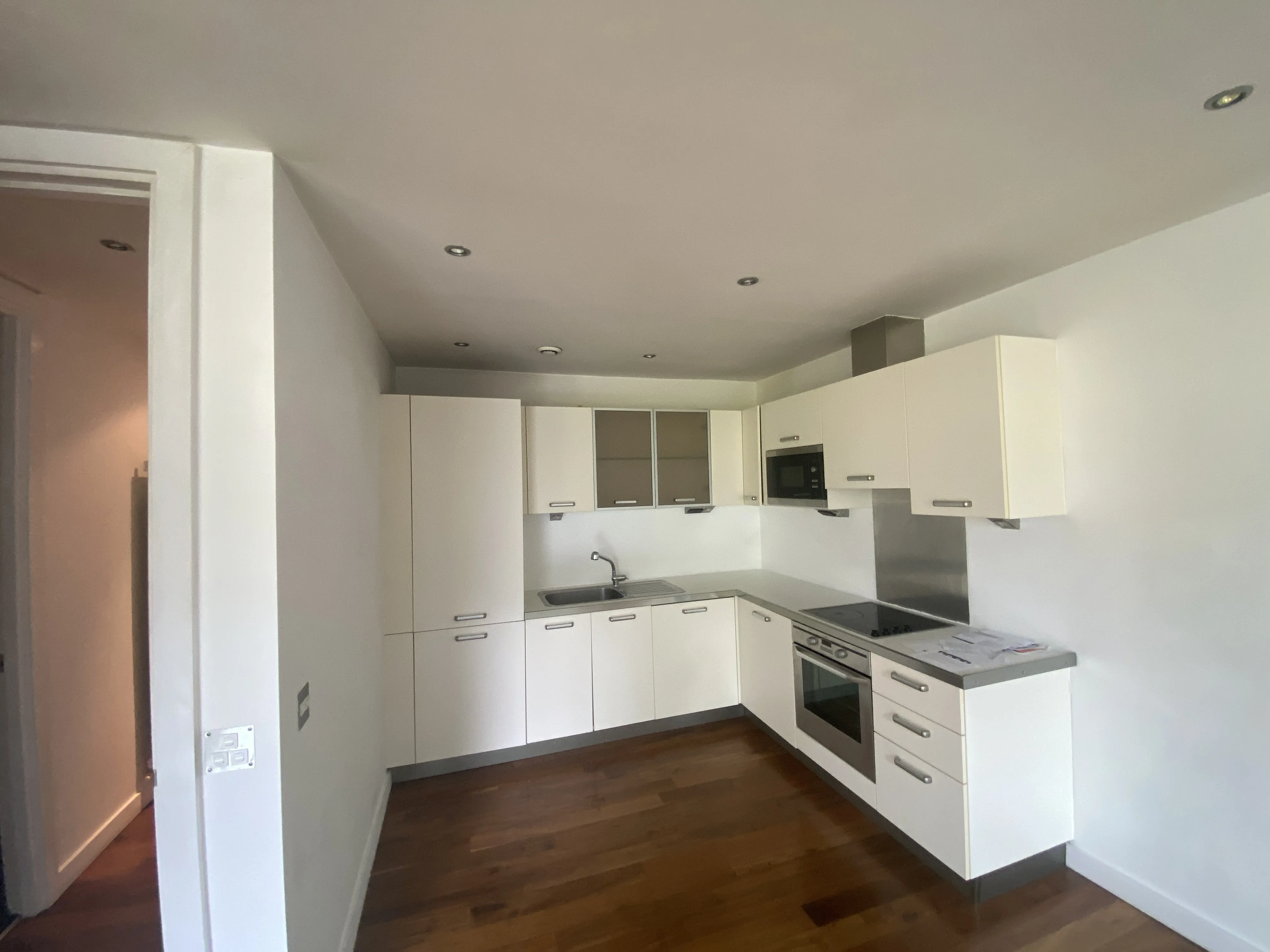 VACANT - Leasehold Self Contained Third Floor Flat