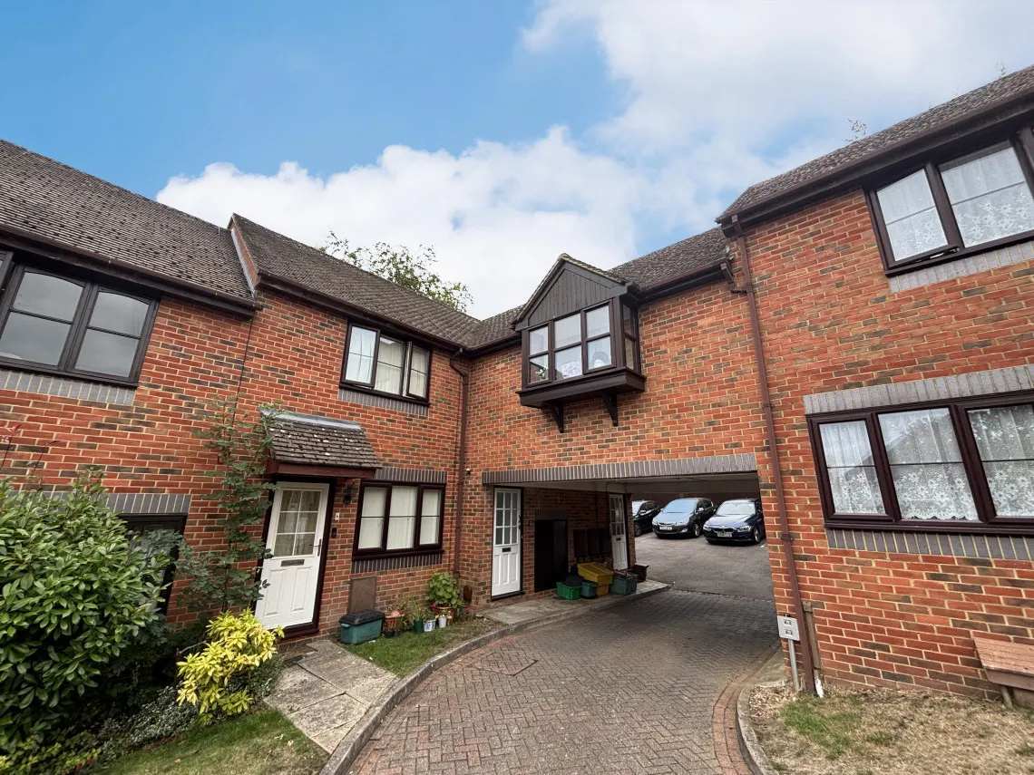 INVESTMENT - Share of Freehold Self Contained First Floor Studio Flat 