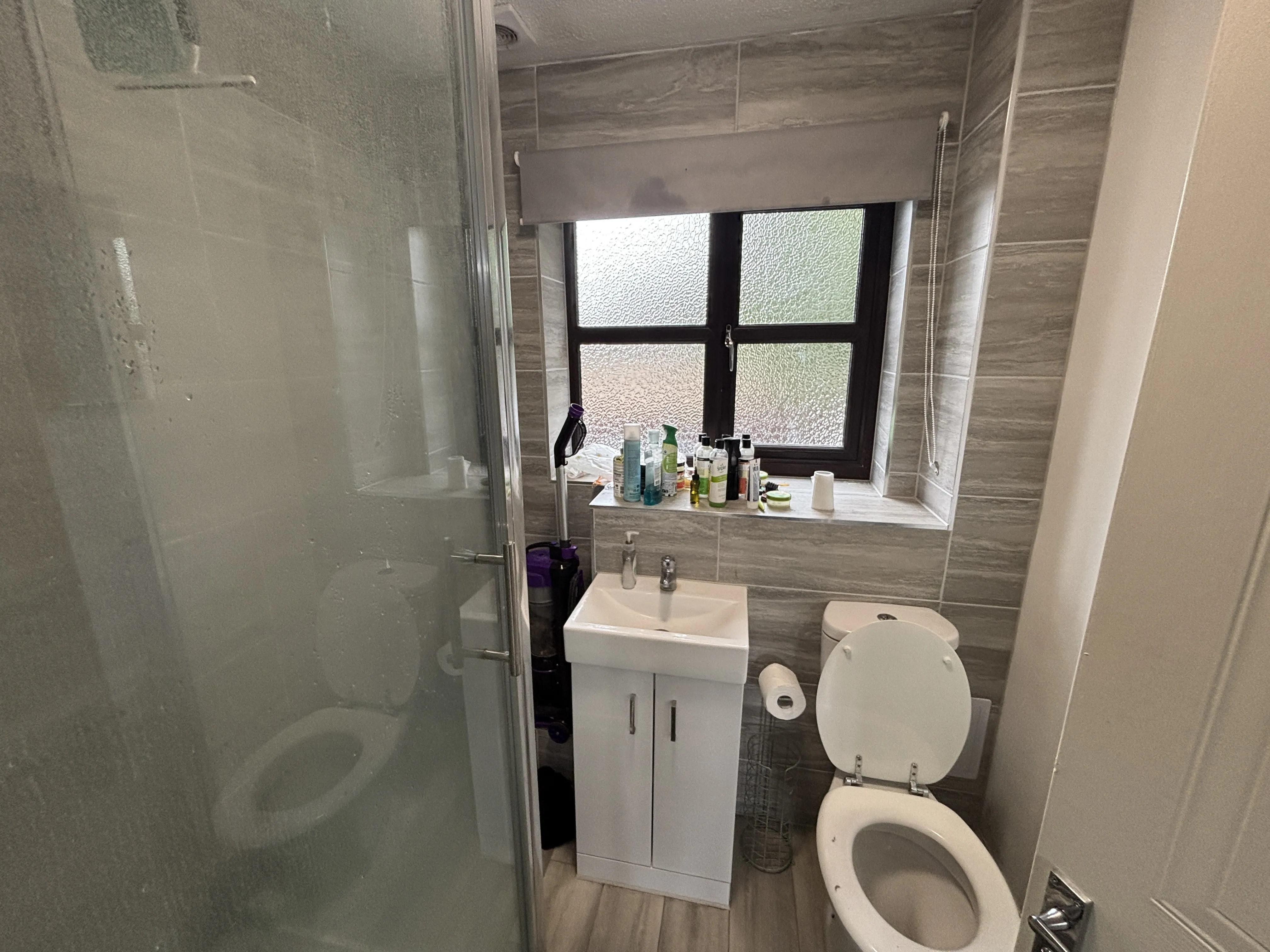 INVESTMENT - Share of Freehold Self Contained First Floor Studio Flat 
