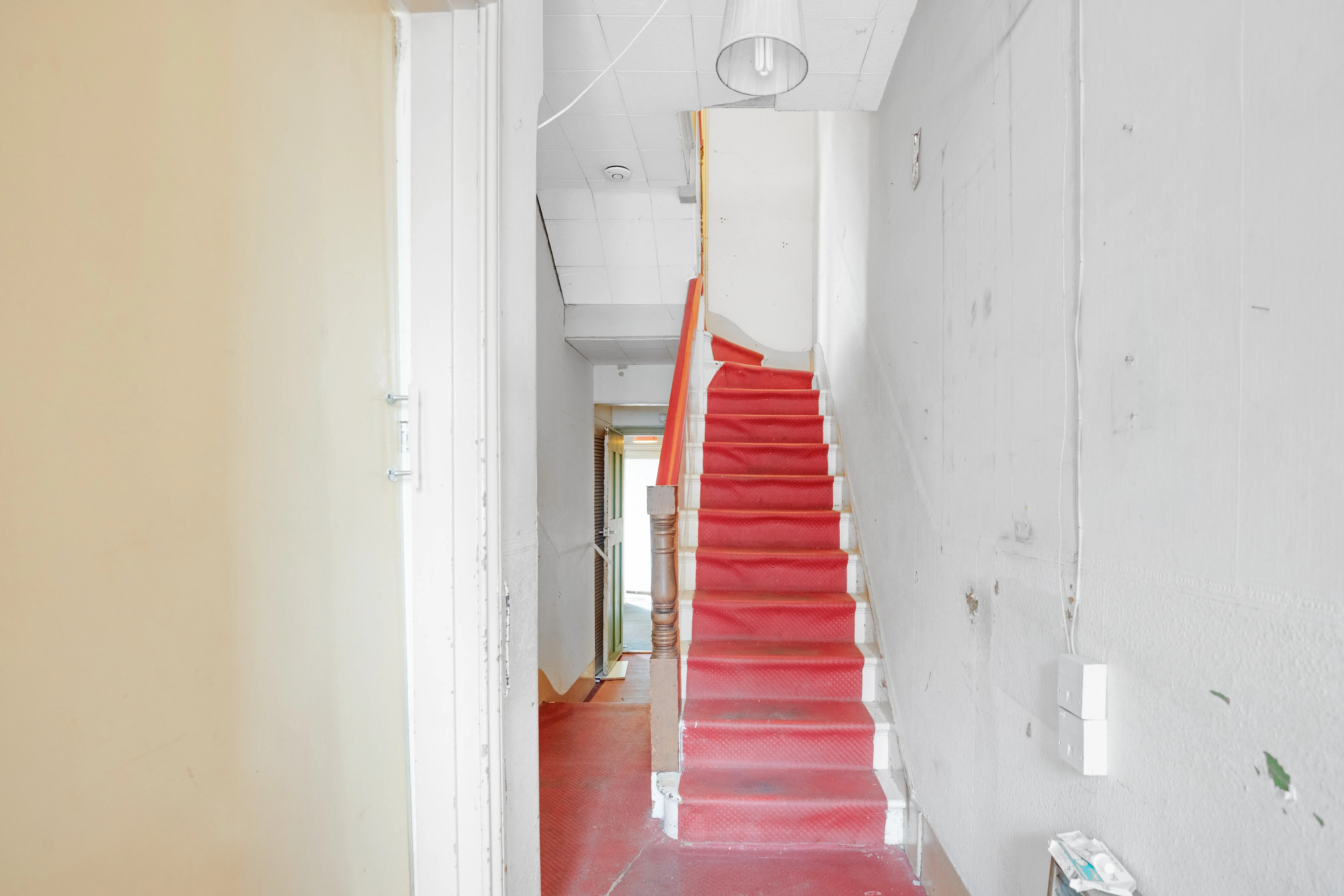 VACANT - Freehold Mid Terraced Well Located House 