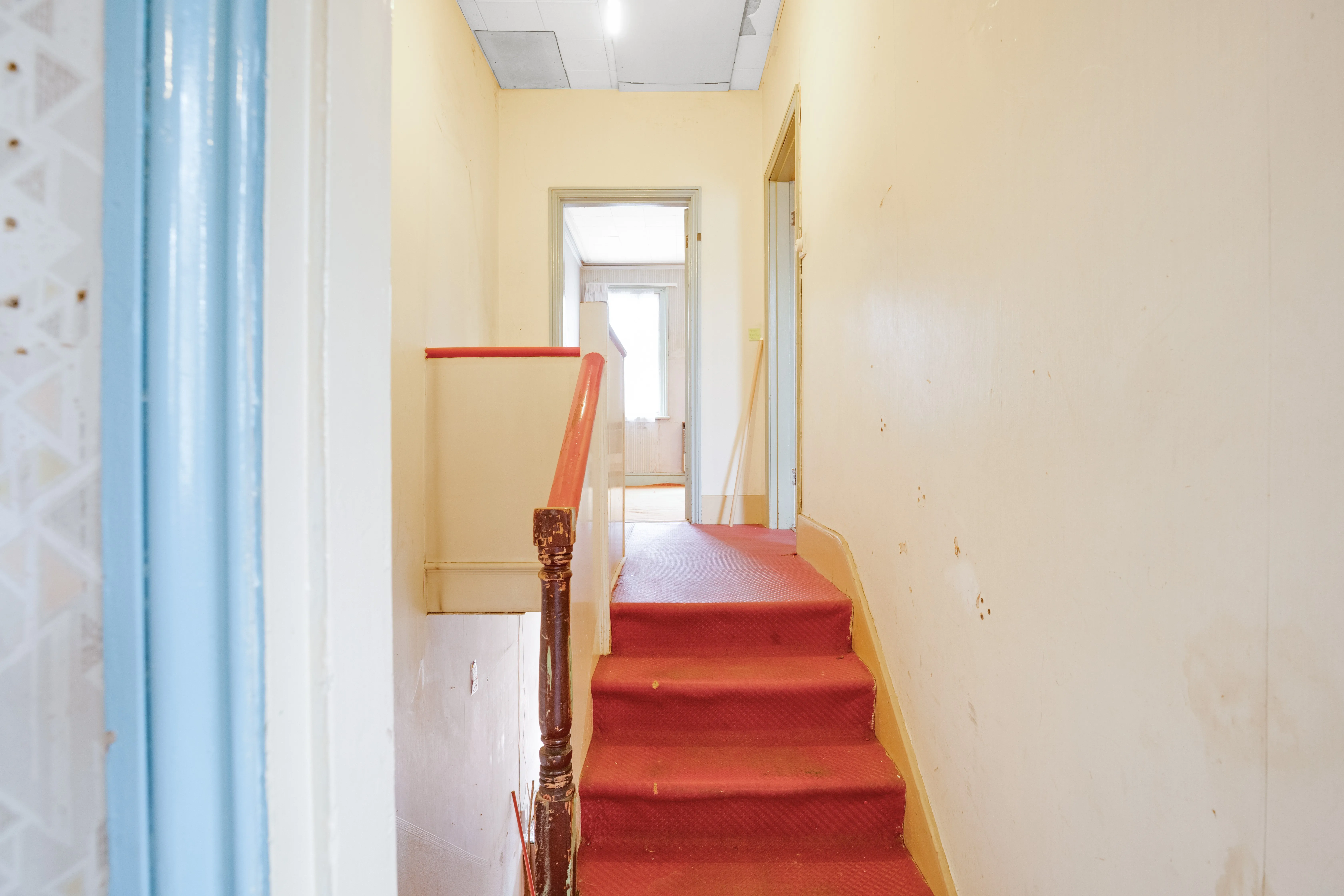 VACANT - Freehold Mid Terraced Well Located House 