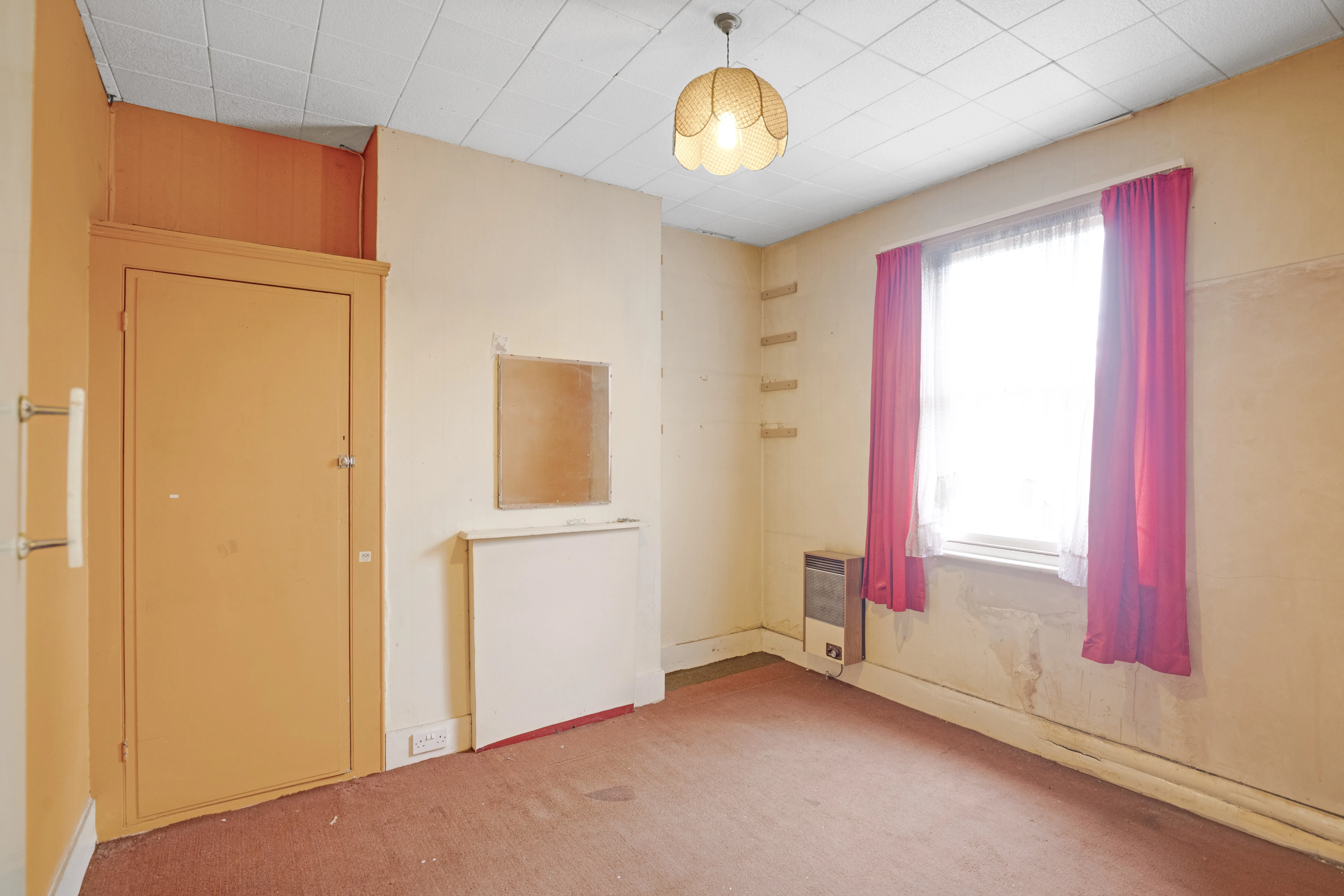 VACANT - Freehold Mid Terraced Well Located House 